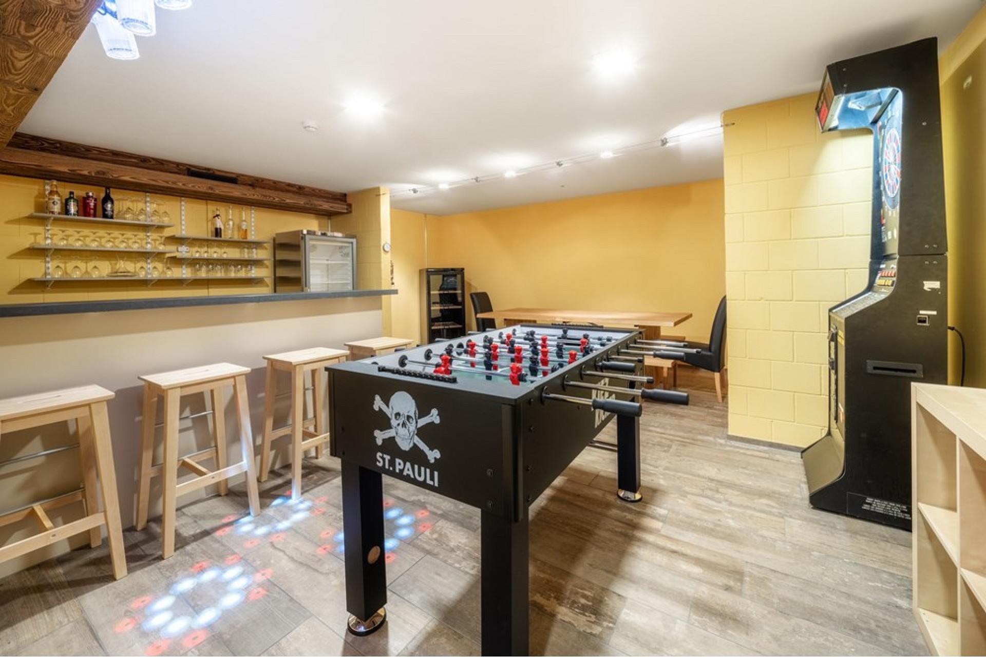 Freizeitraum mit Bar und Tischkicker