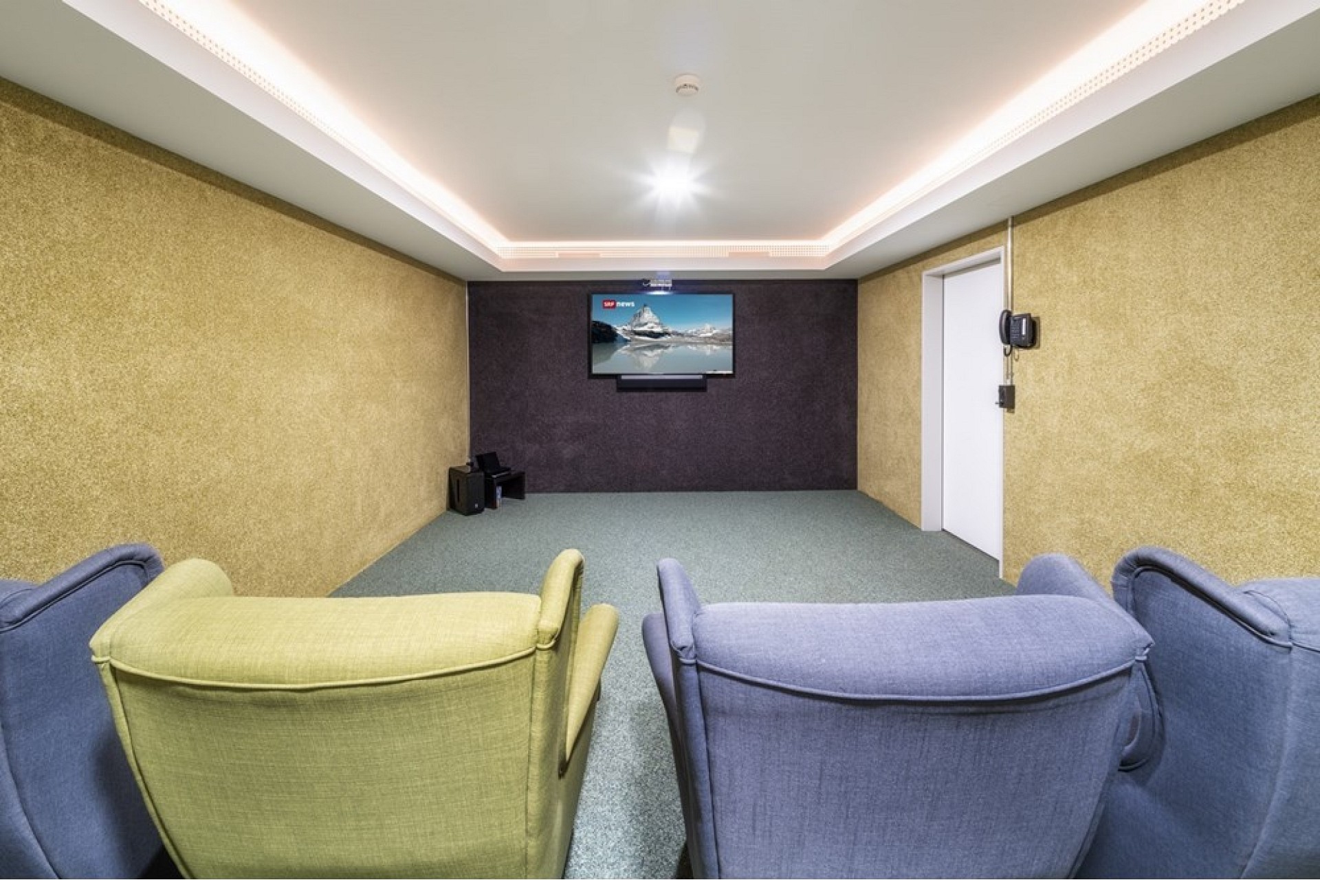 Heimkino mit Sitzreihen