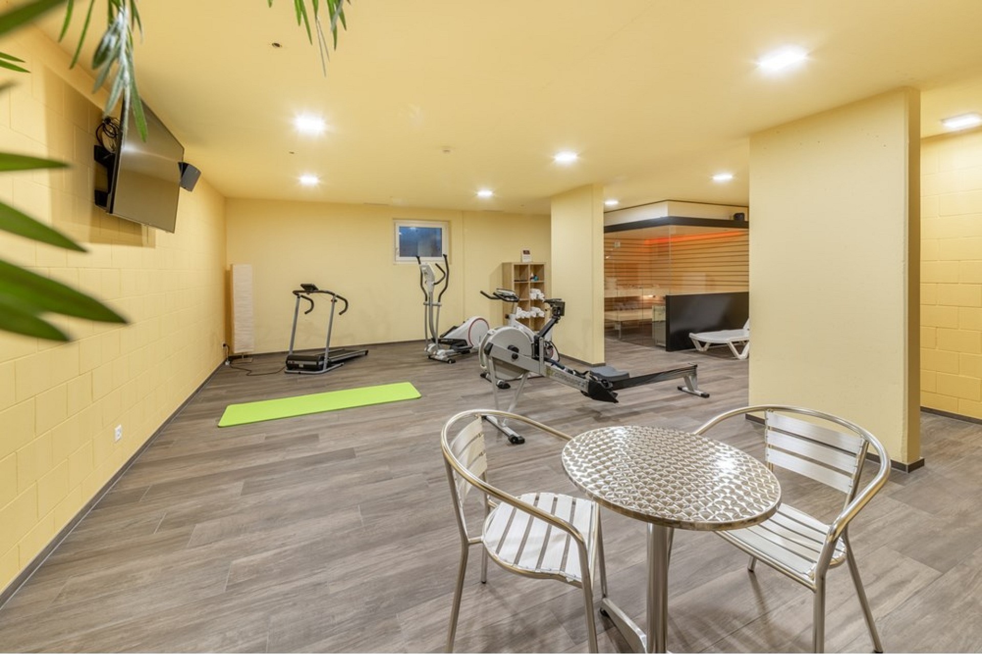 Keller-Fitnessraum mit Sitzecke