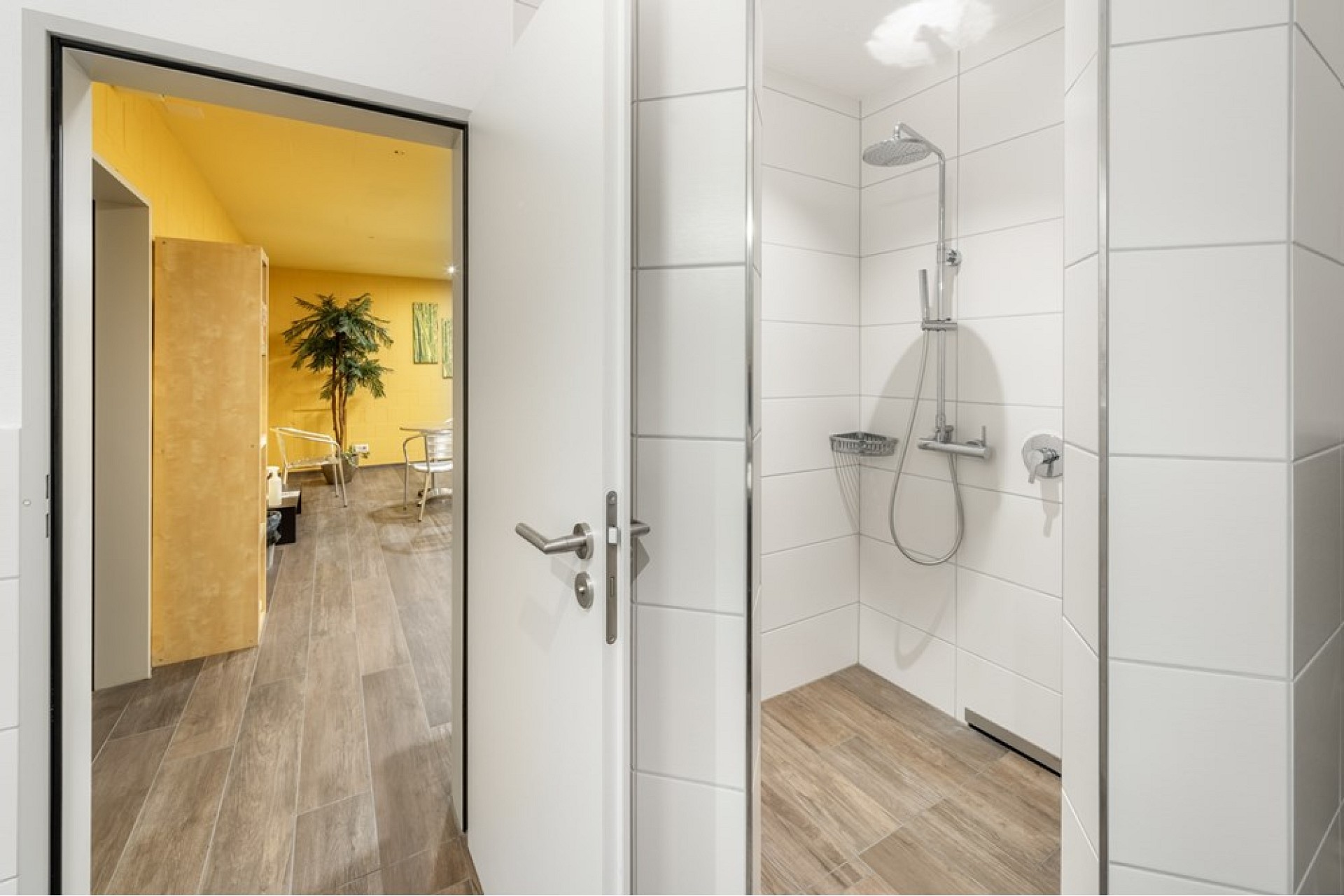 Modernes Badezimmer mit Blick in einen hellen Wohnbereich