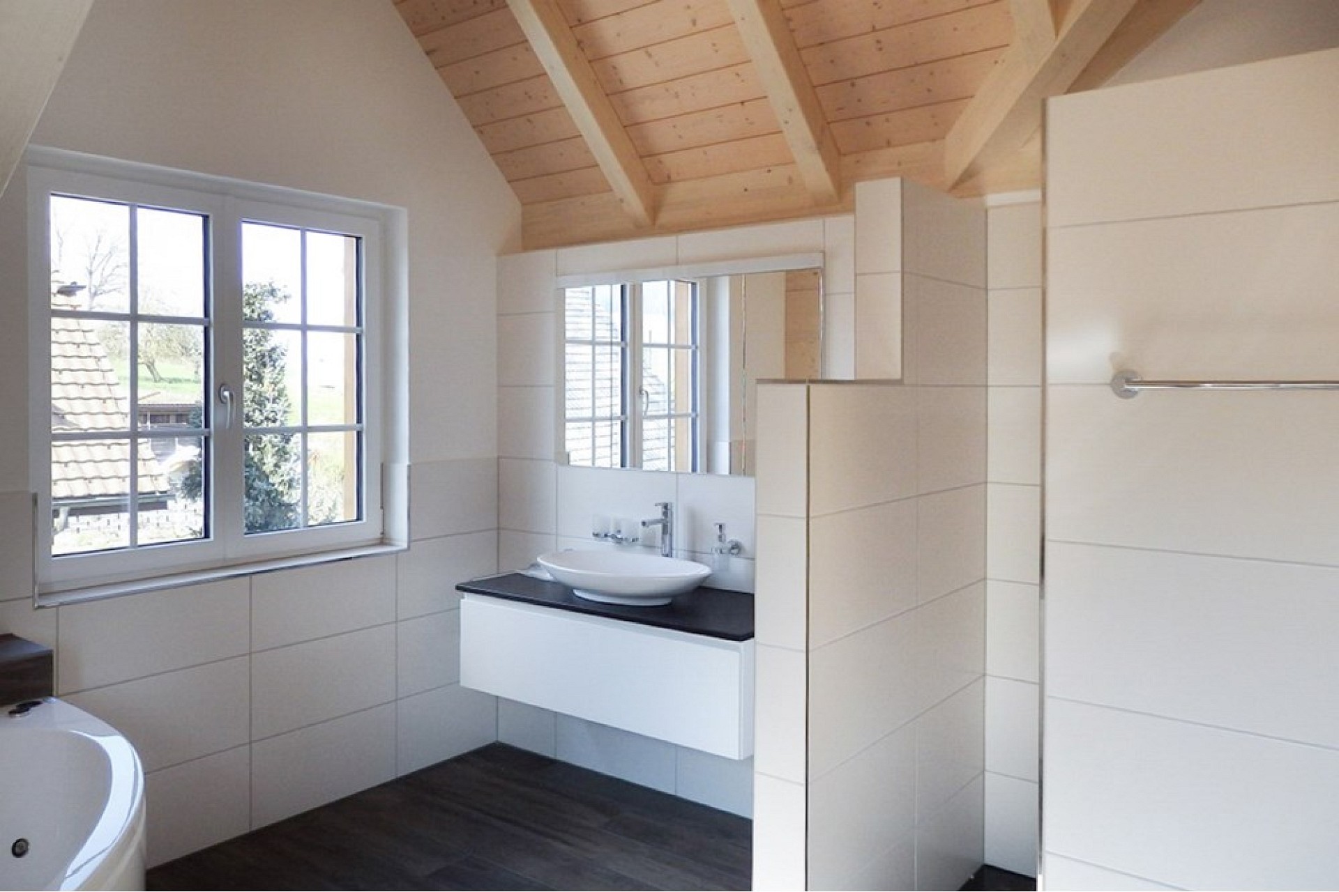 Helles Badezimmer mit Dachschräge