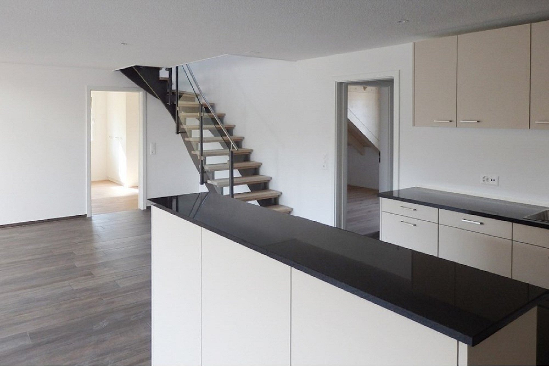 Moderne Küche mit Treppe