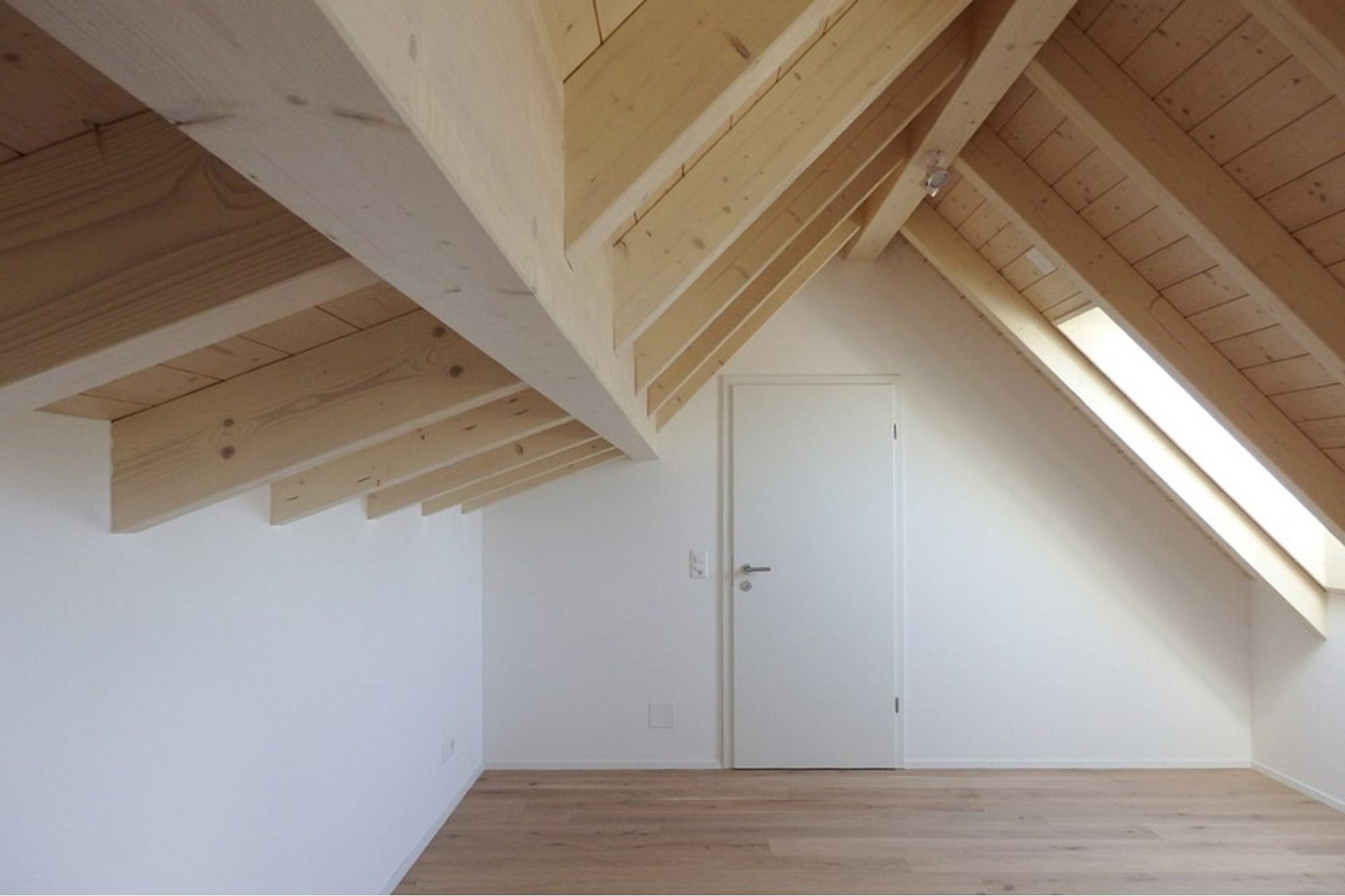 Dachgeschosszimmer mit sichtbaren Holzbalken