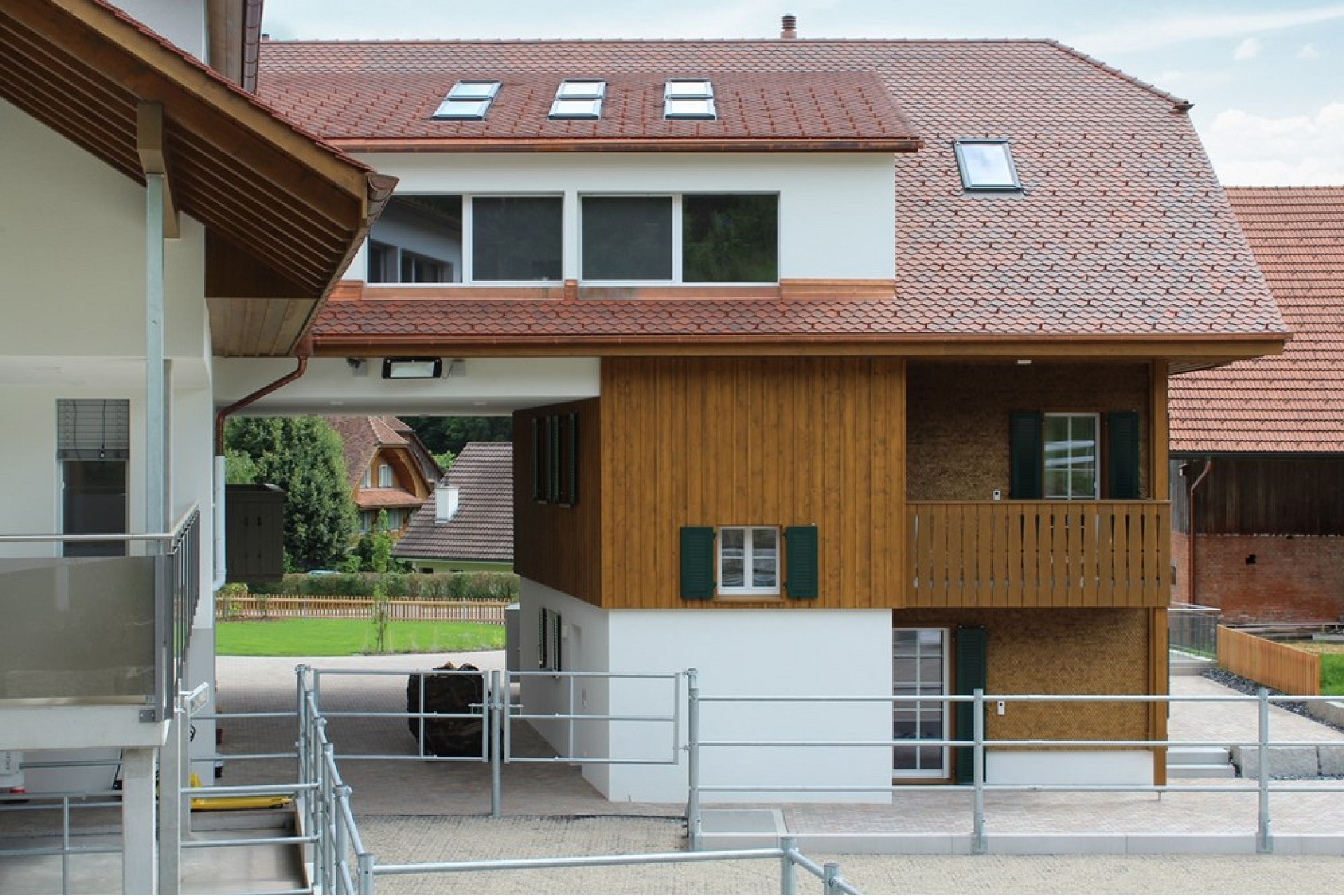 Wohnhaus mit Holzfassade und Ziegeldach