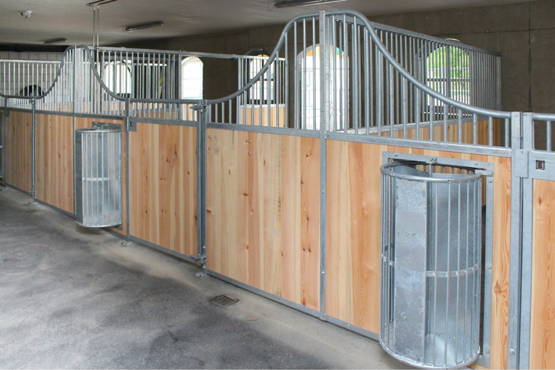 Stallgang mit Boxen