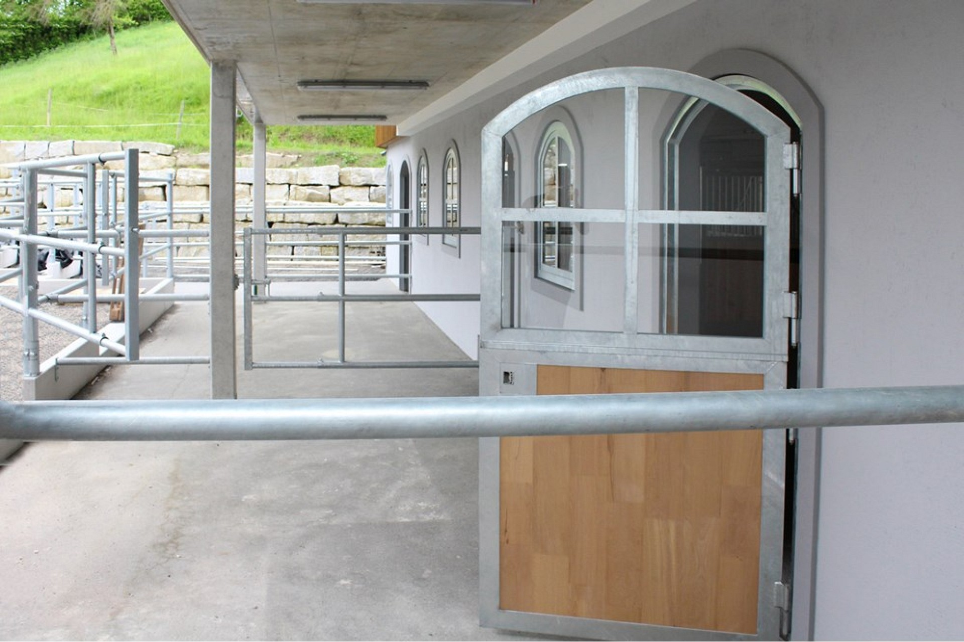 Überdachter Außenbereich mit Stall-/Gartenbereich