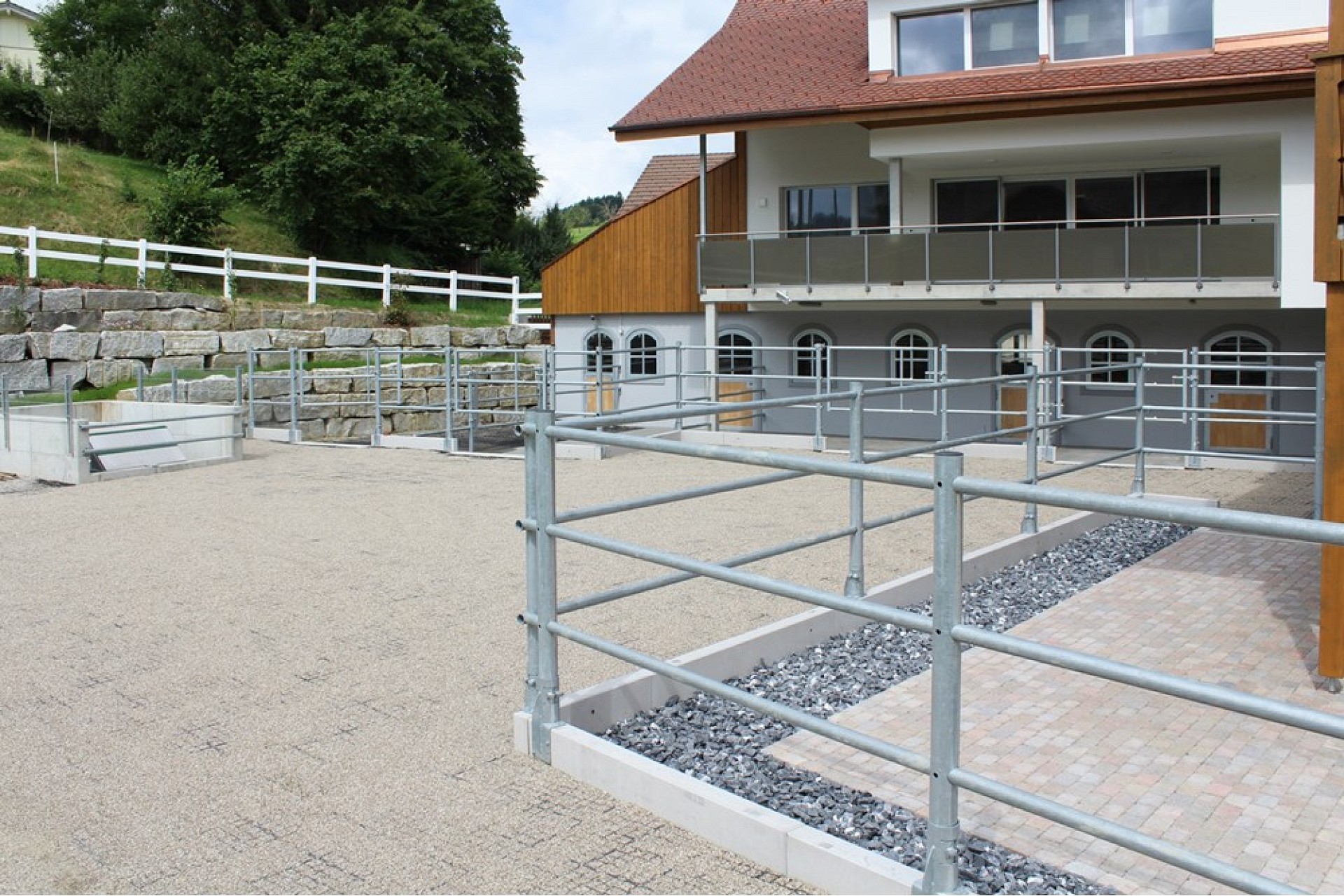Außenansicht eines modernen Hauses mit Zufahrt und Terrassenbereich