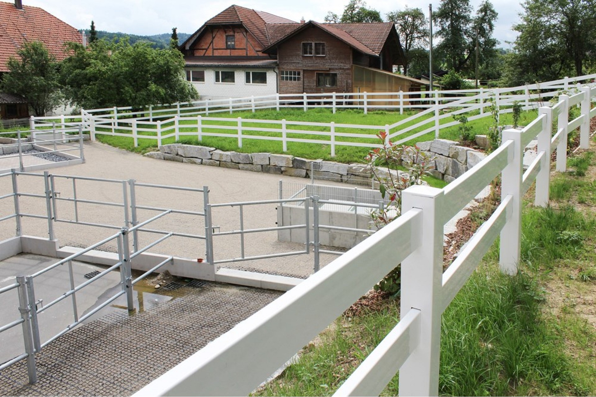 Ländliches Anwesen mit eingezäuntem Hof