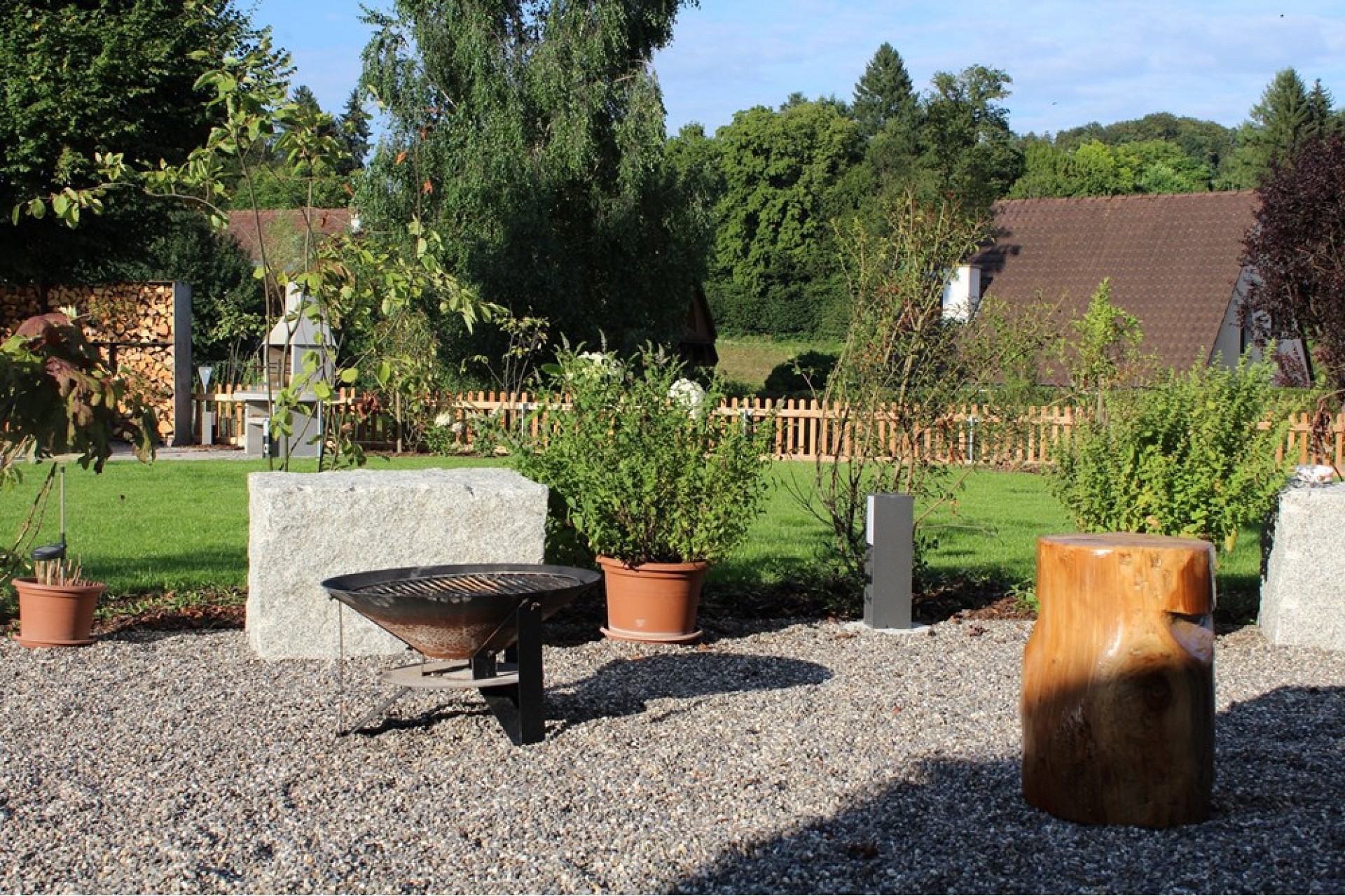Garten mit Feuerstelle und Sitzbereich