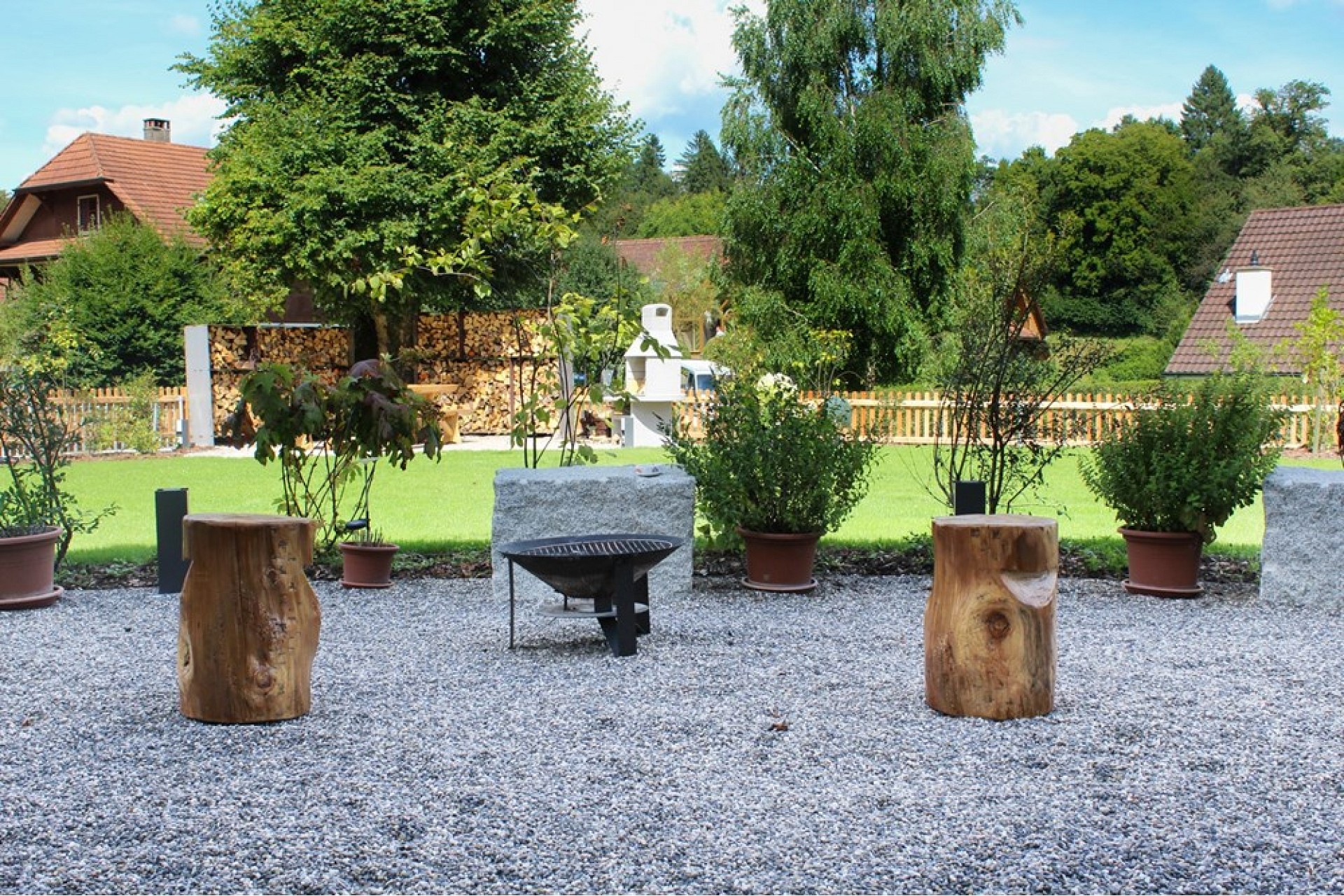 Gepflegter Garten mit Grillplatz