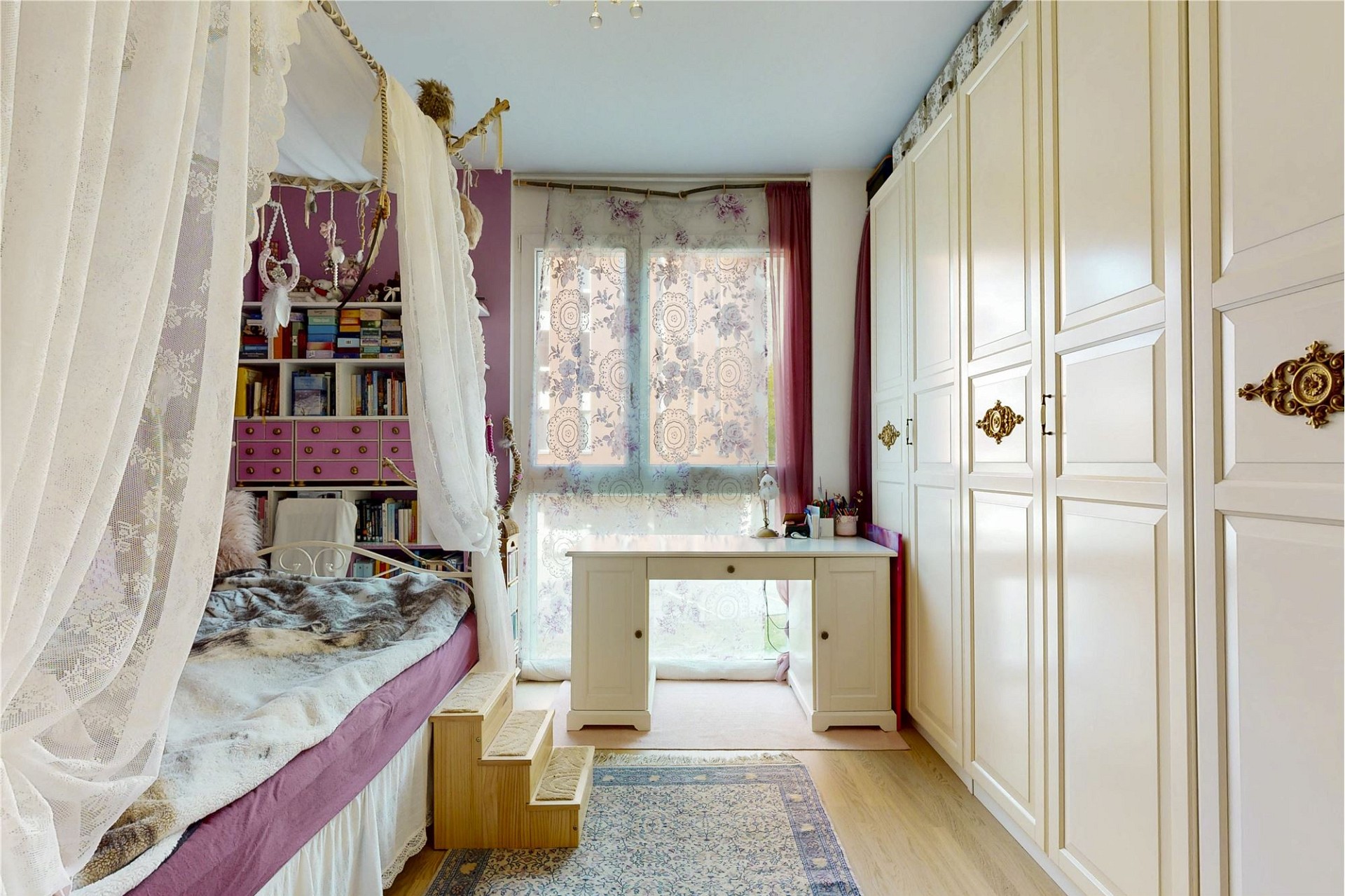 Verspieltes Schlafzimmer mit Himmelbett und Kleiderschrank