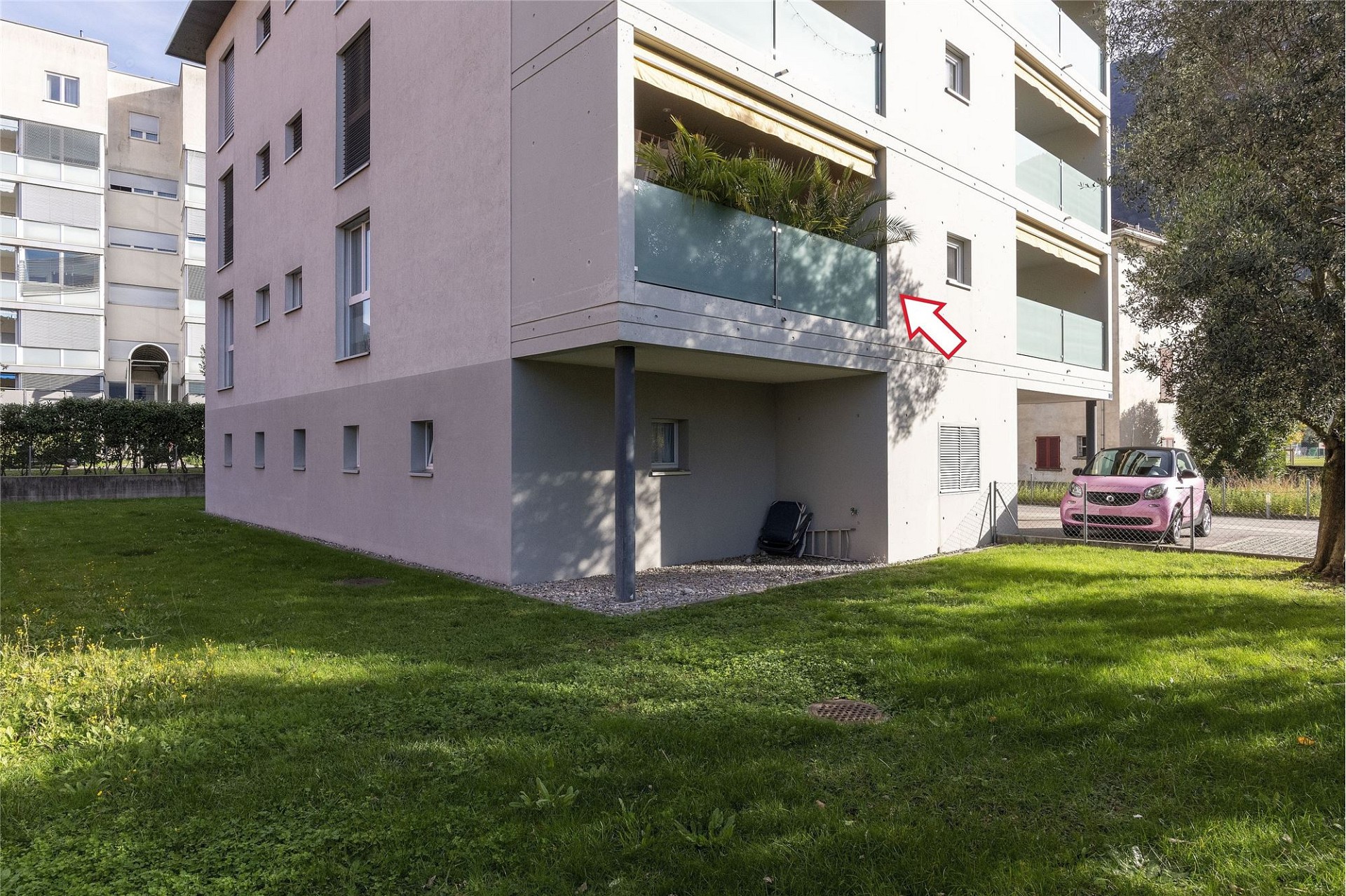 Mehrfamilienhaus mit Balkon und Garten