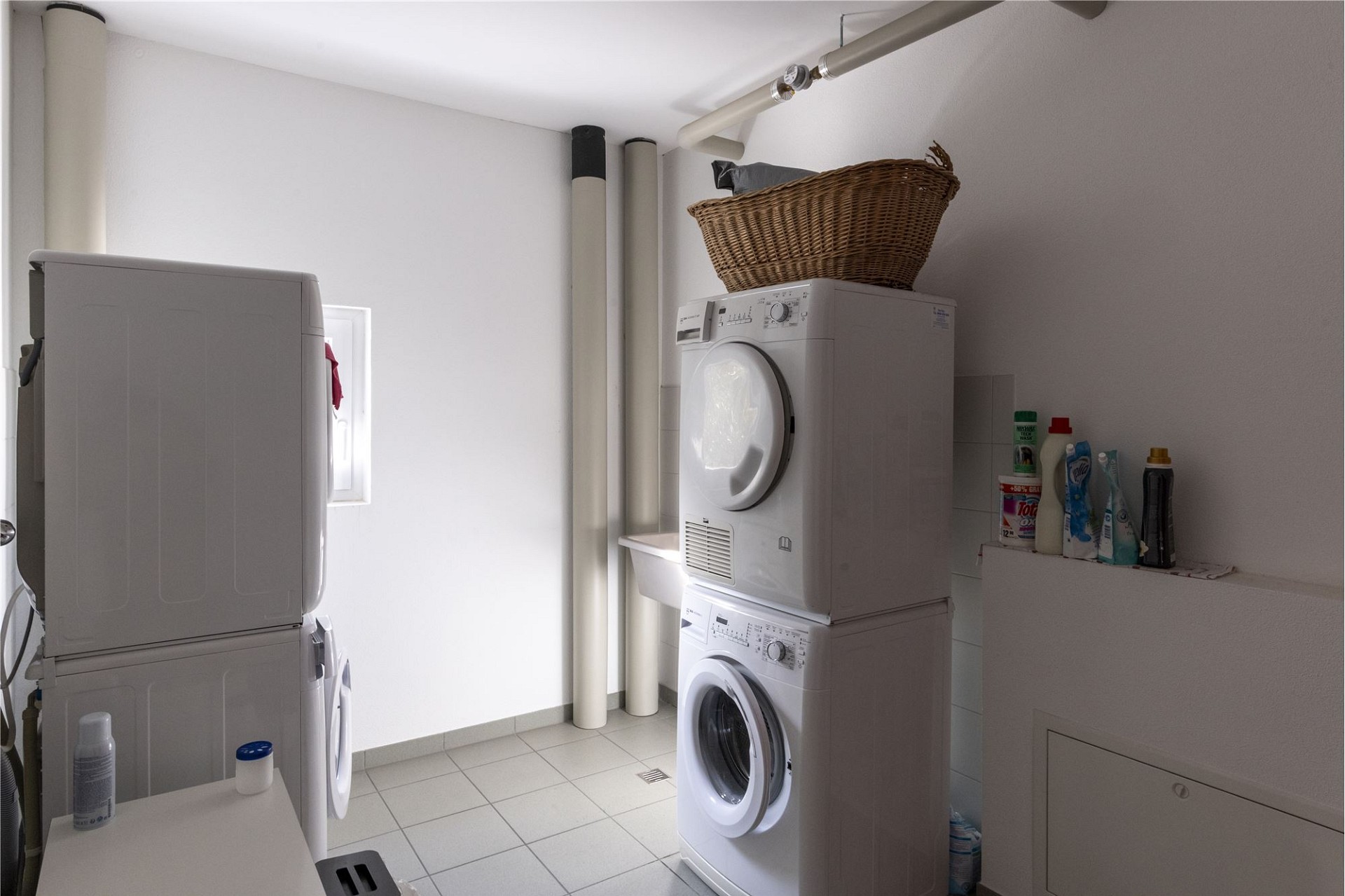Hauswirtschaftsraum mit Waschmaschine und Trockner