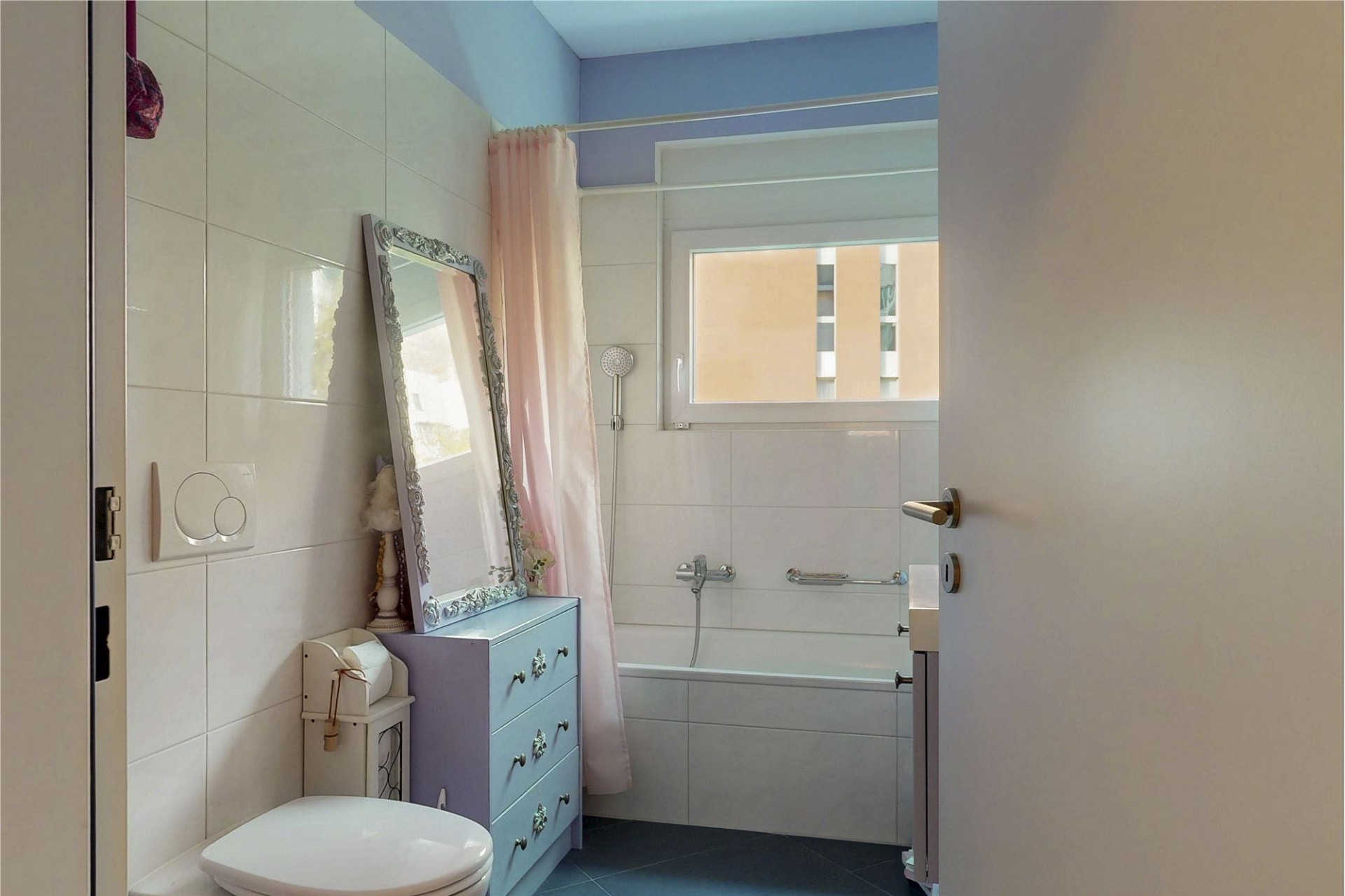 Badezimmer mit Badewanne und WC