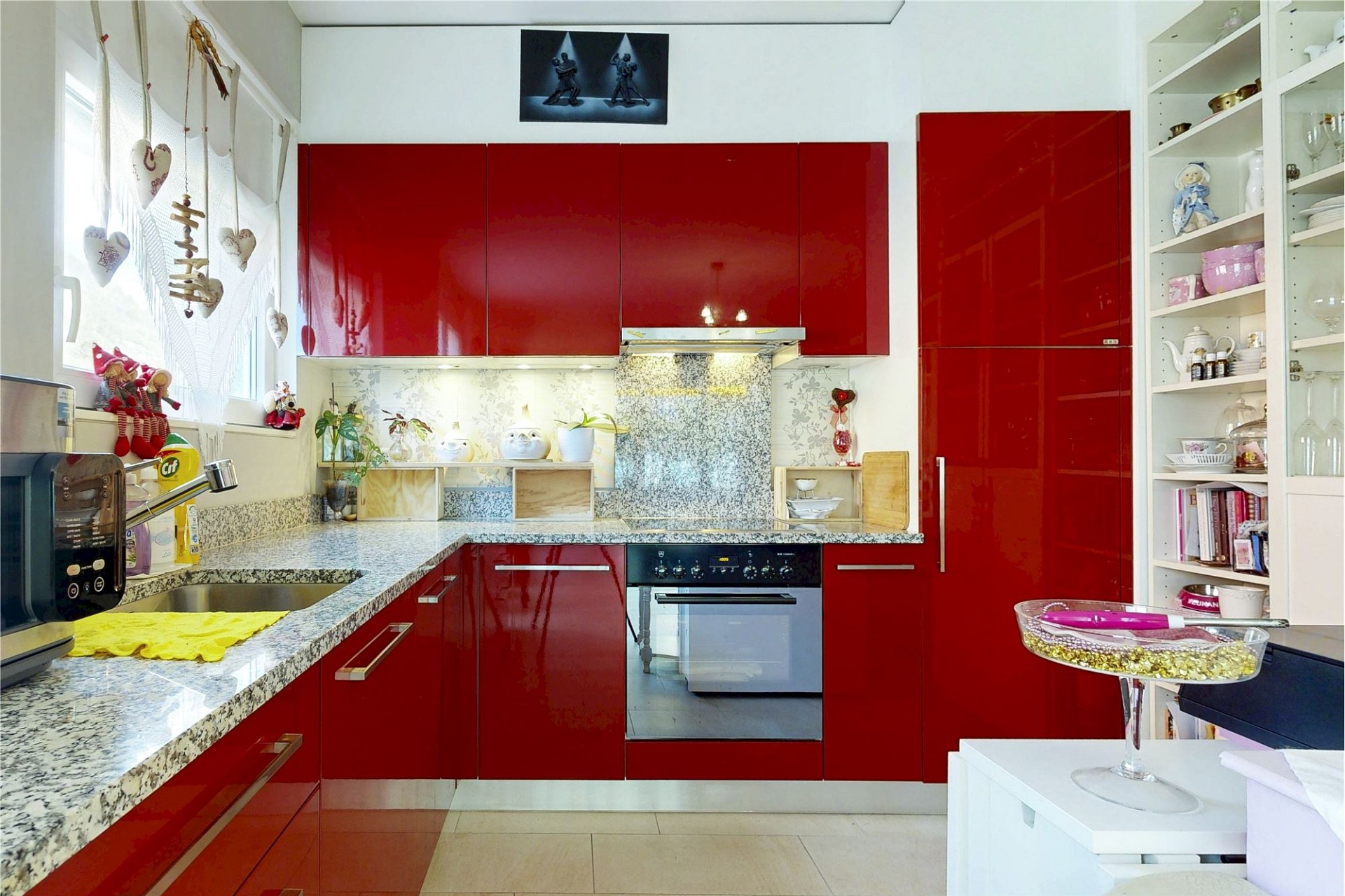 Moderne rote Küche mit glänzenden Fronten