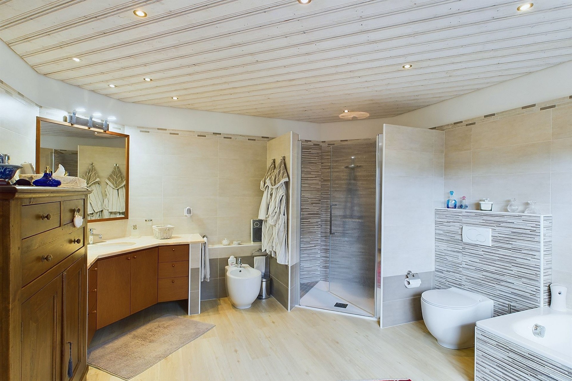 Helles Badezimmer mit moderner Duschzone und Doppelwaschtisch