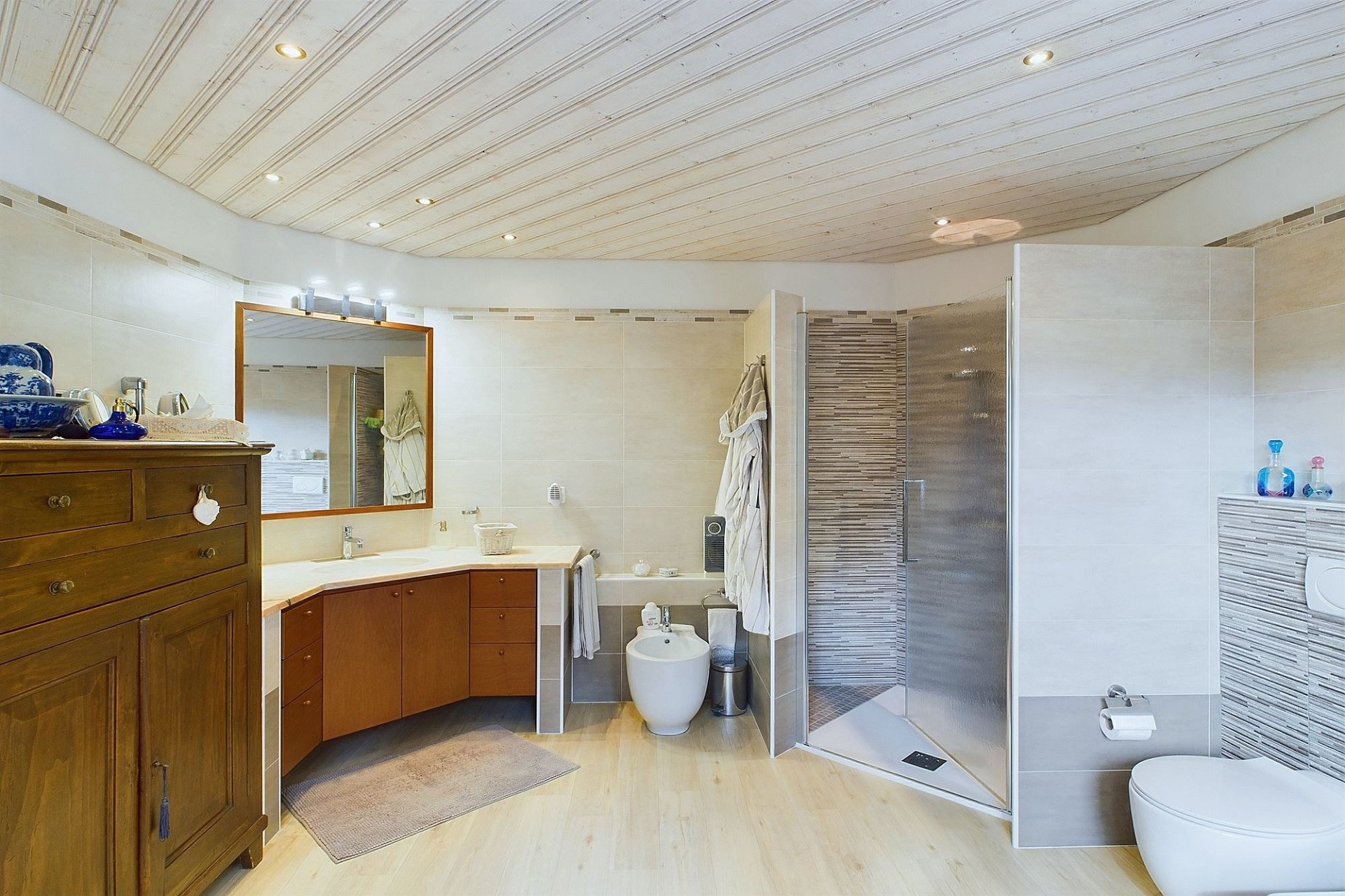 Modernes Badezimmer mit begehbarer Dusche