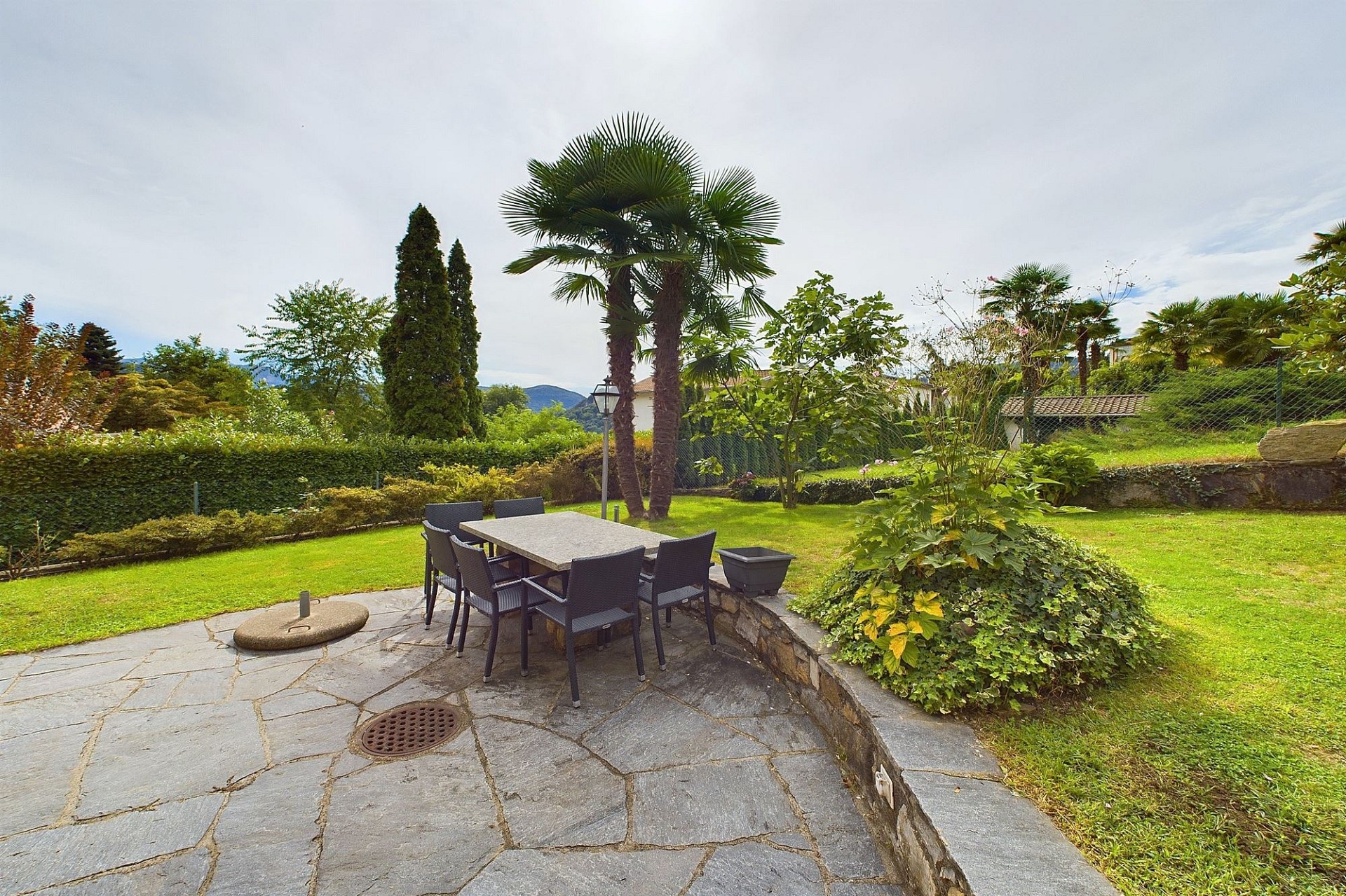 Gepflegte Garten-Terrasse mit Sitzgruppe