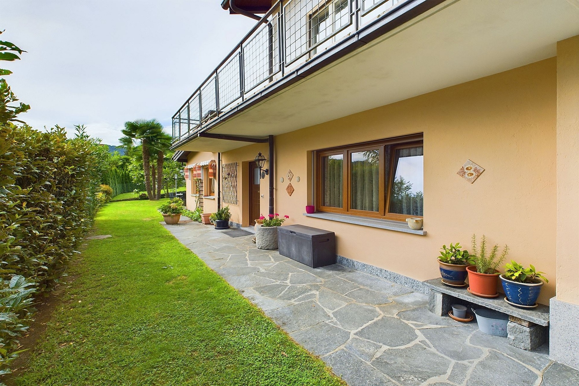 Hausaußenansicht mit Garten und Terrasse