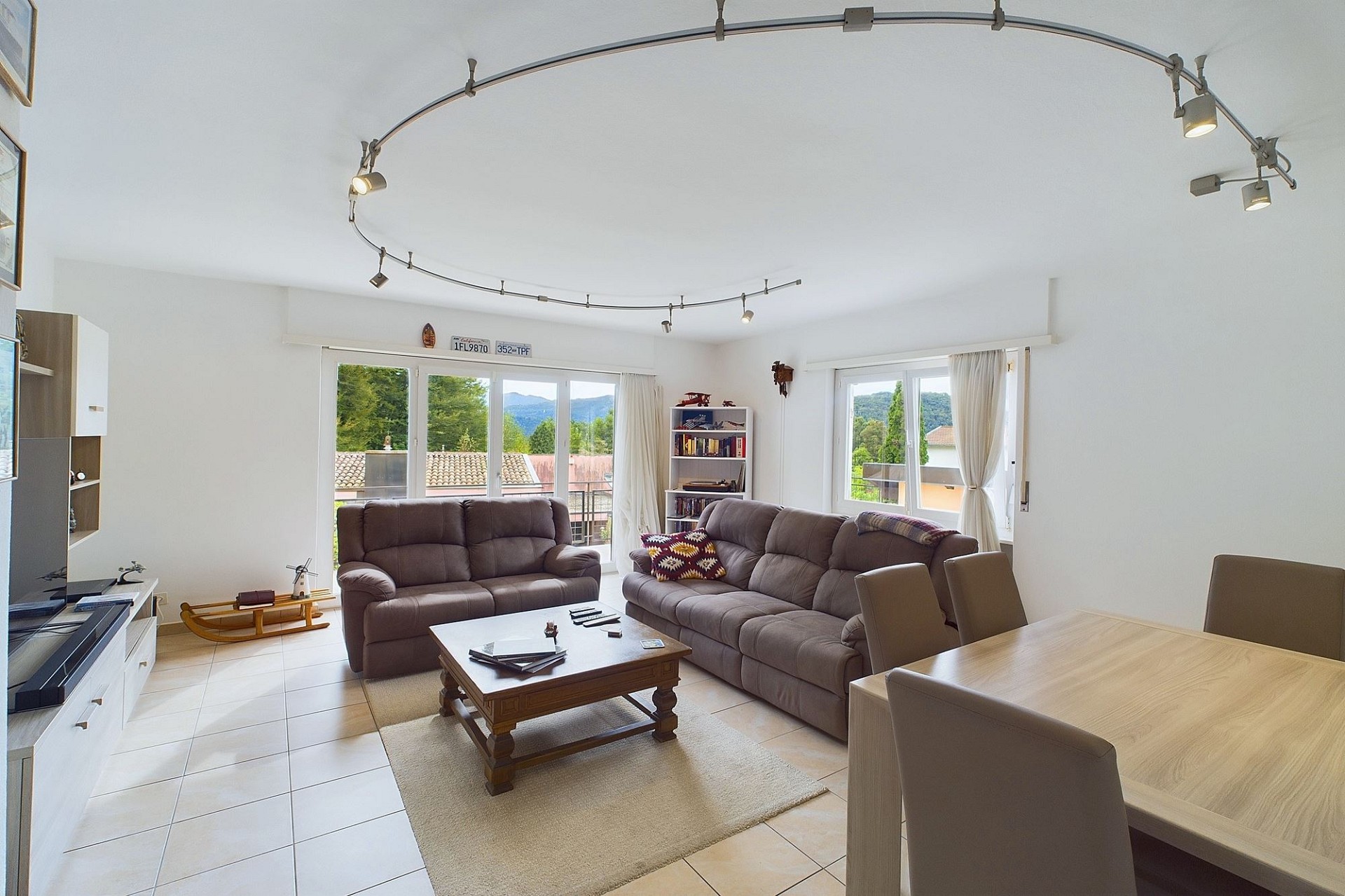 Helles Wohnzimmer mit Essbereich