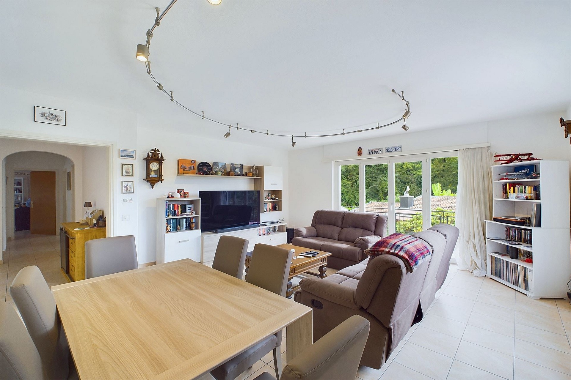 Helles Wohn- und Esszimmer mit Balkonblick