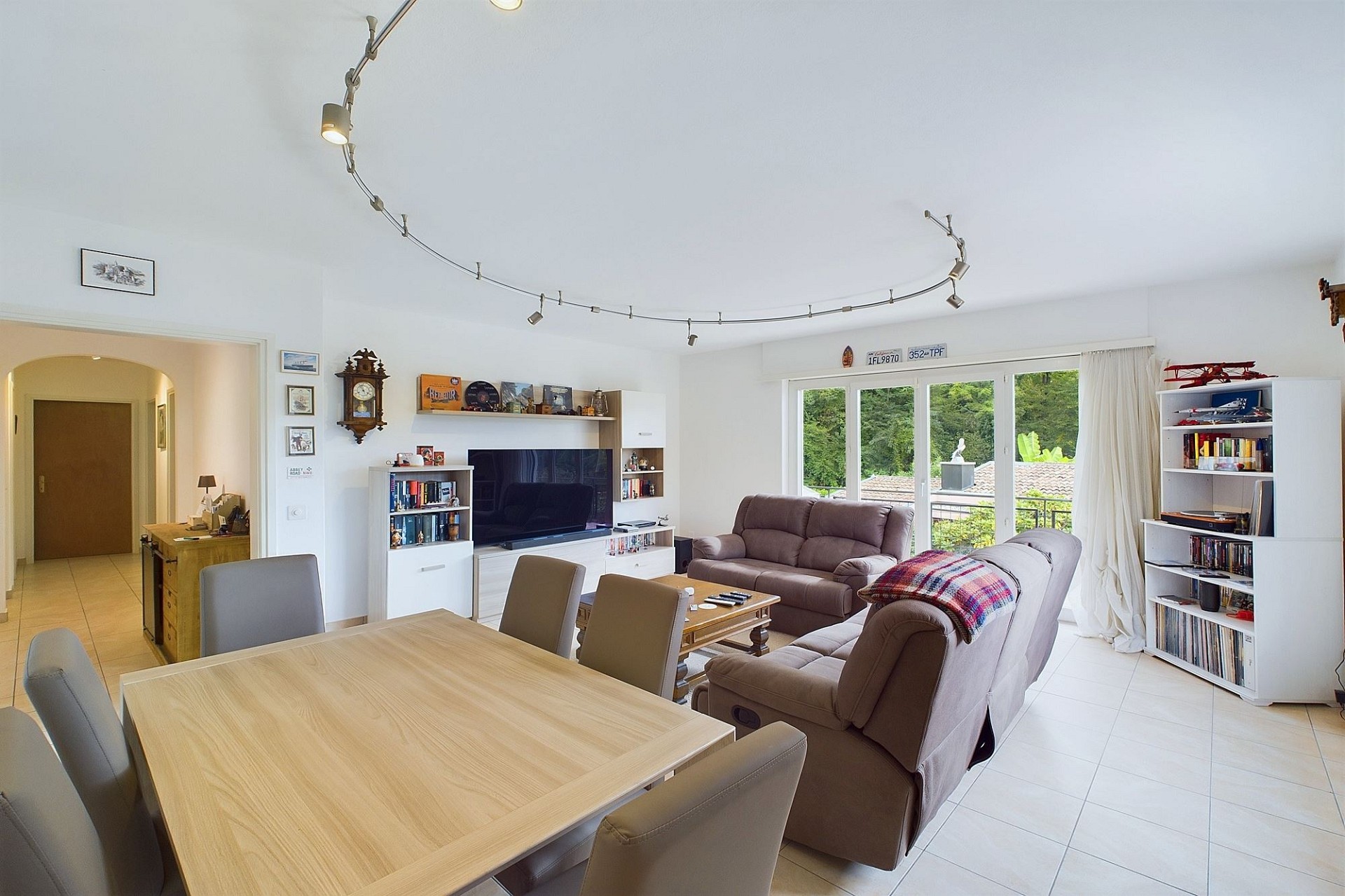 Helles Wohn- und Esszimmer mit Balkonblick