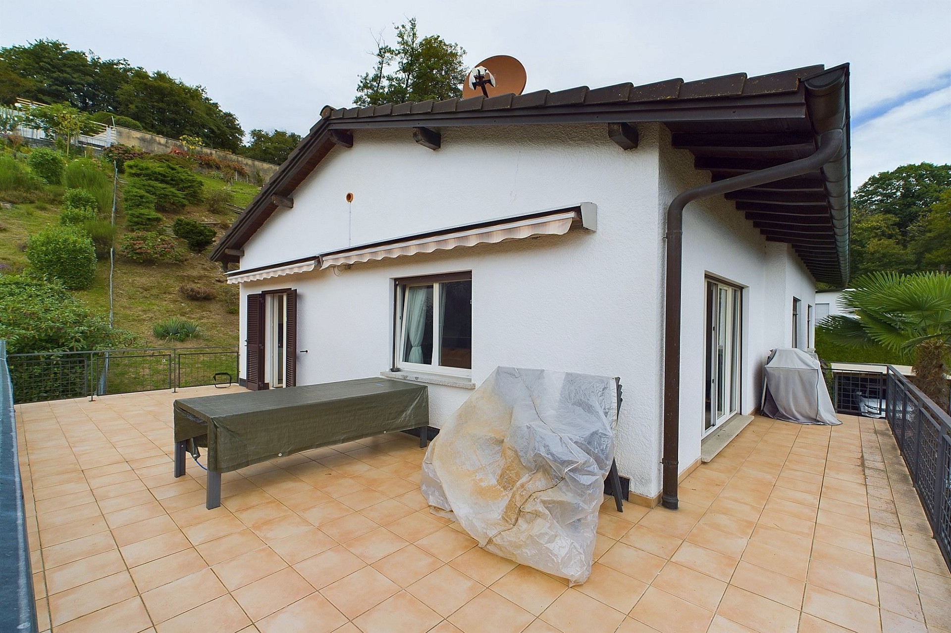 Terrasse eines Hauses mit Blick ins Grüne