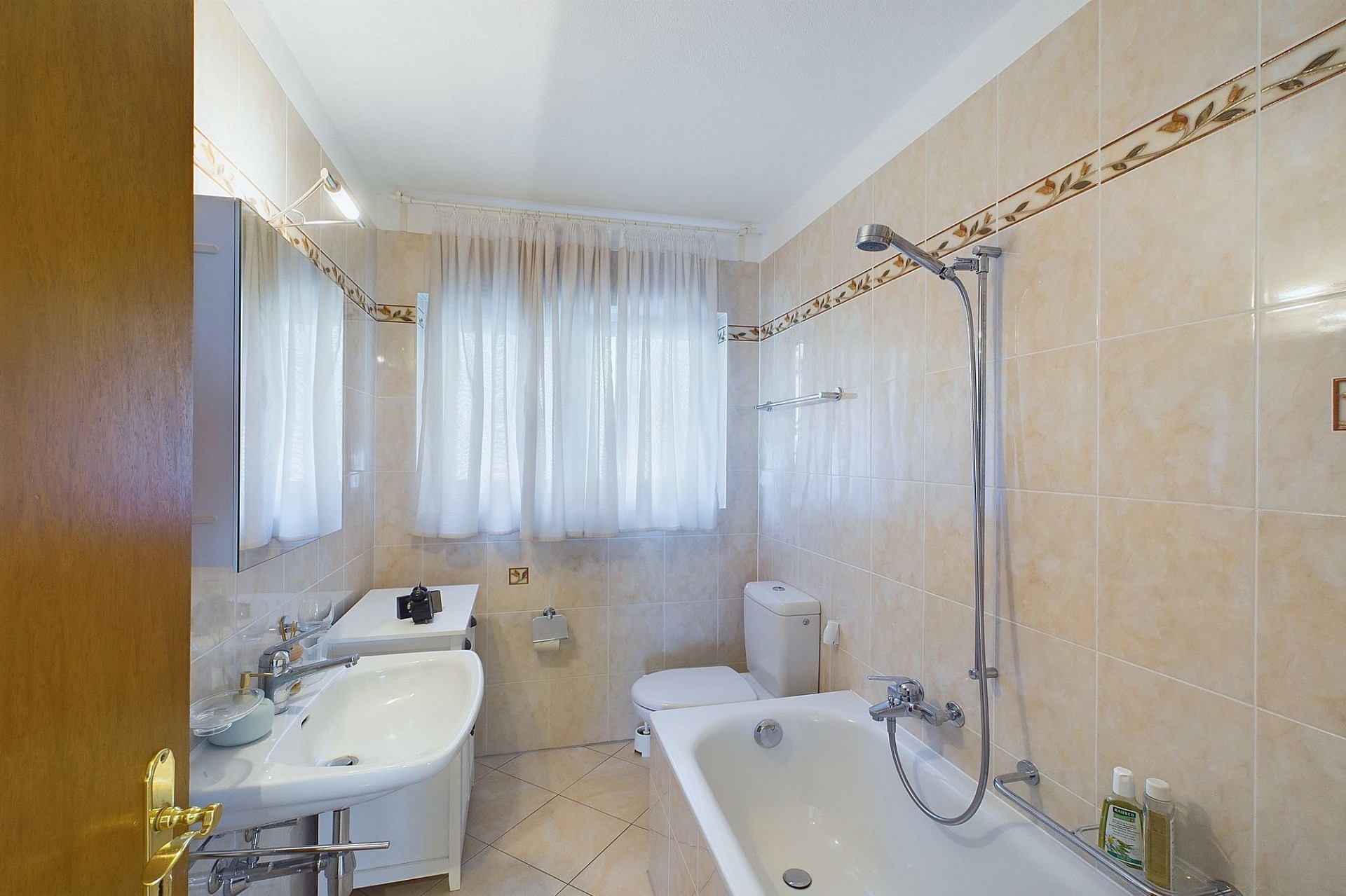 Kleines Badezimmer mit Badewanne und Dusche