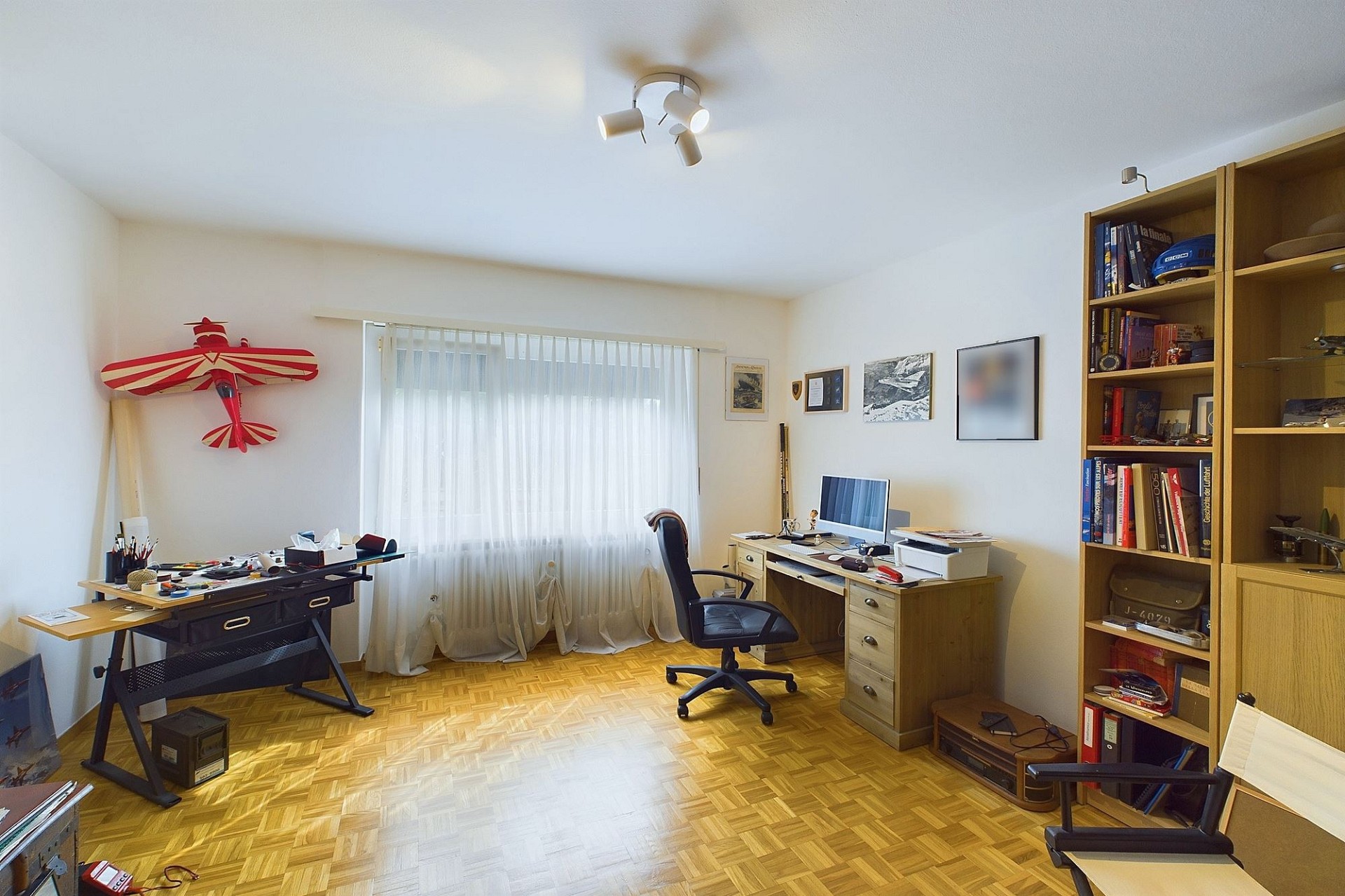 Arbeitszimmer mit zwei Schreibtischen und Regalwand