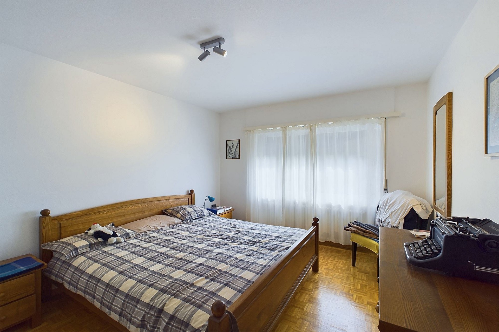 Schlafzimmer mit Doppelbett und Tageslicht