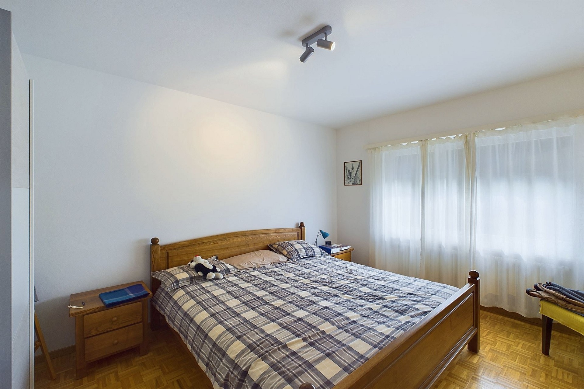 Schlafzimmer mit Doppelbett und Tageslicht