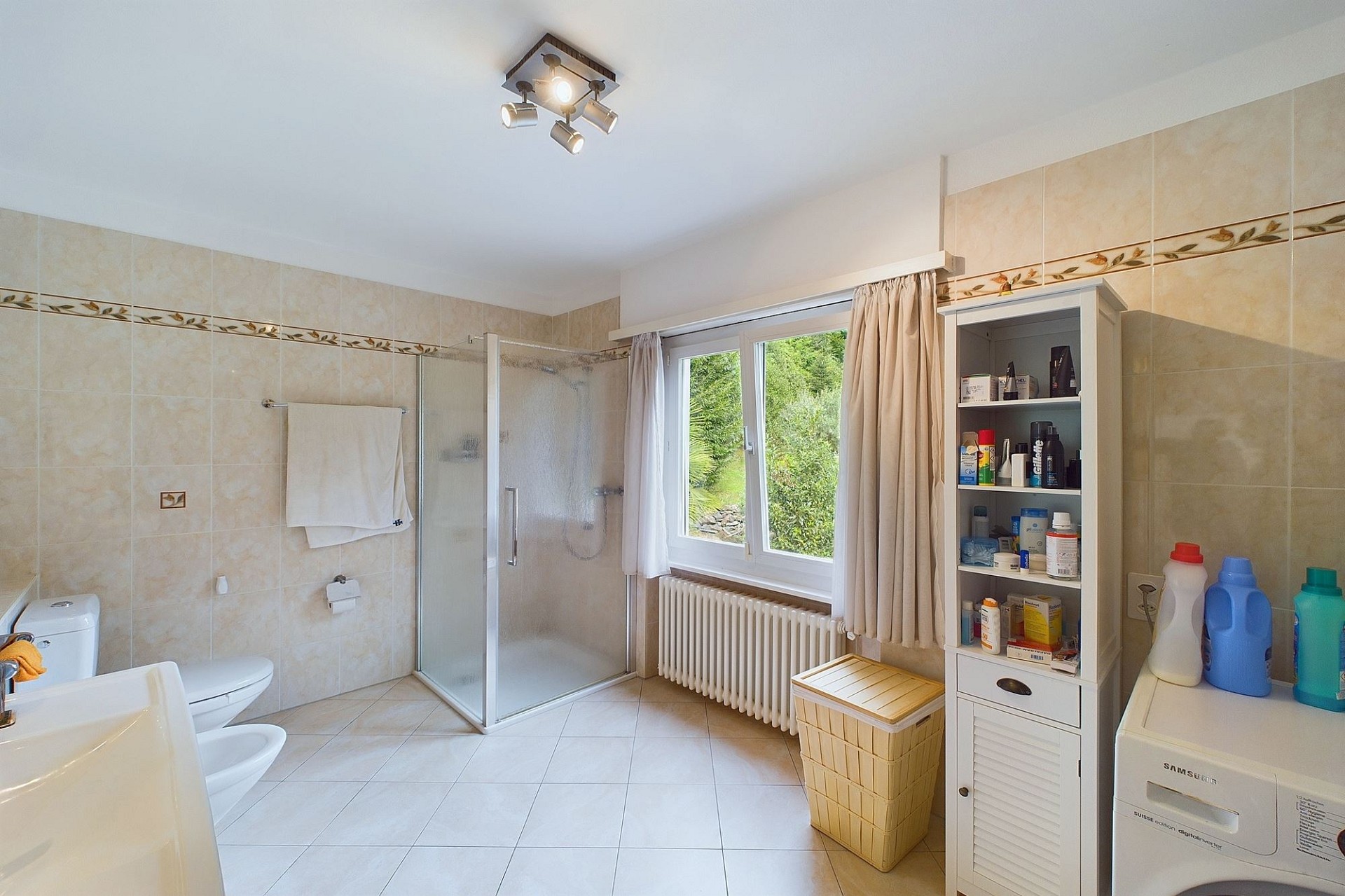 Helles Badezimmer mit Dusche und Fenster
