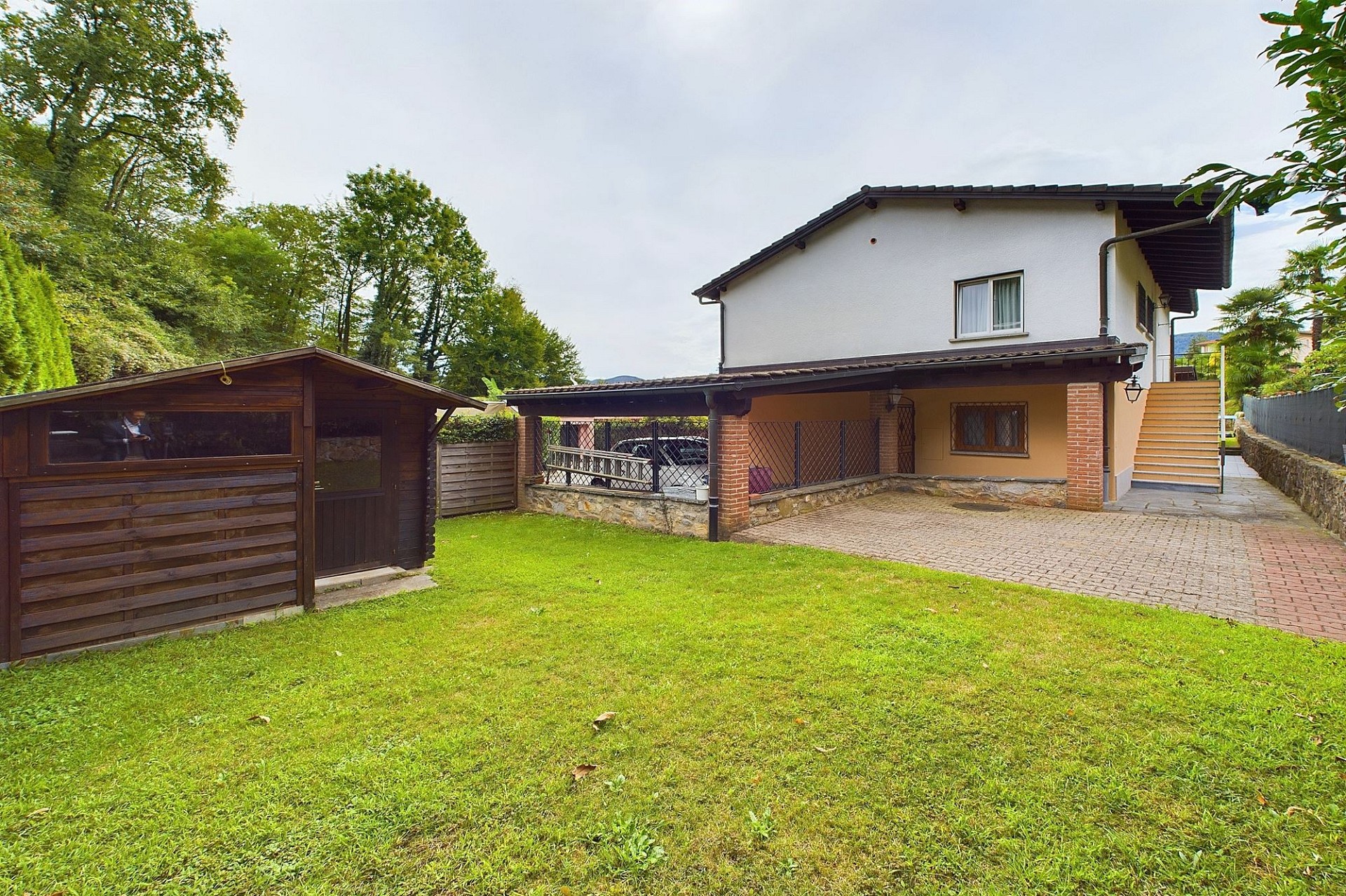 Haus mit Garten, Carport und Holzschuppen