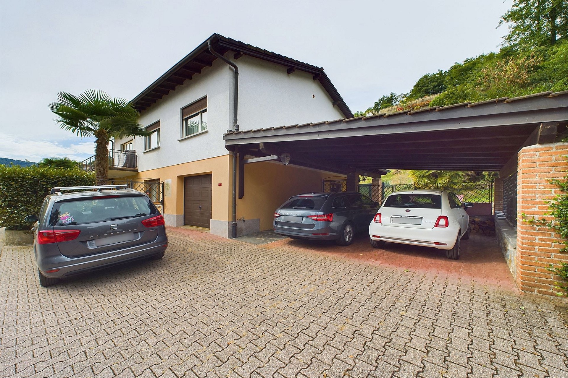 Außenansicht eines Einfamilienhauses mit Carport