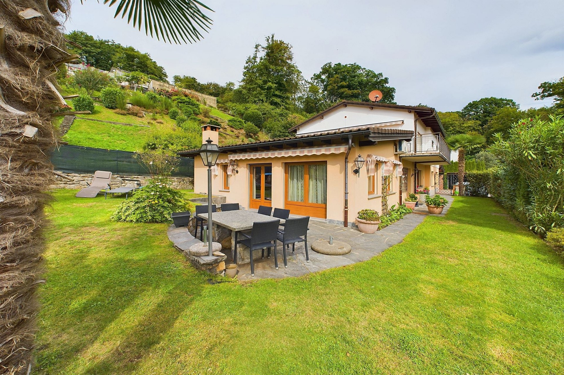 Gartenansicht eines Hauses mit Terrasse