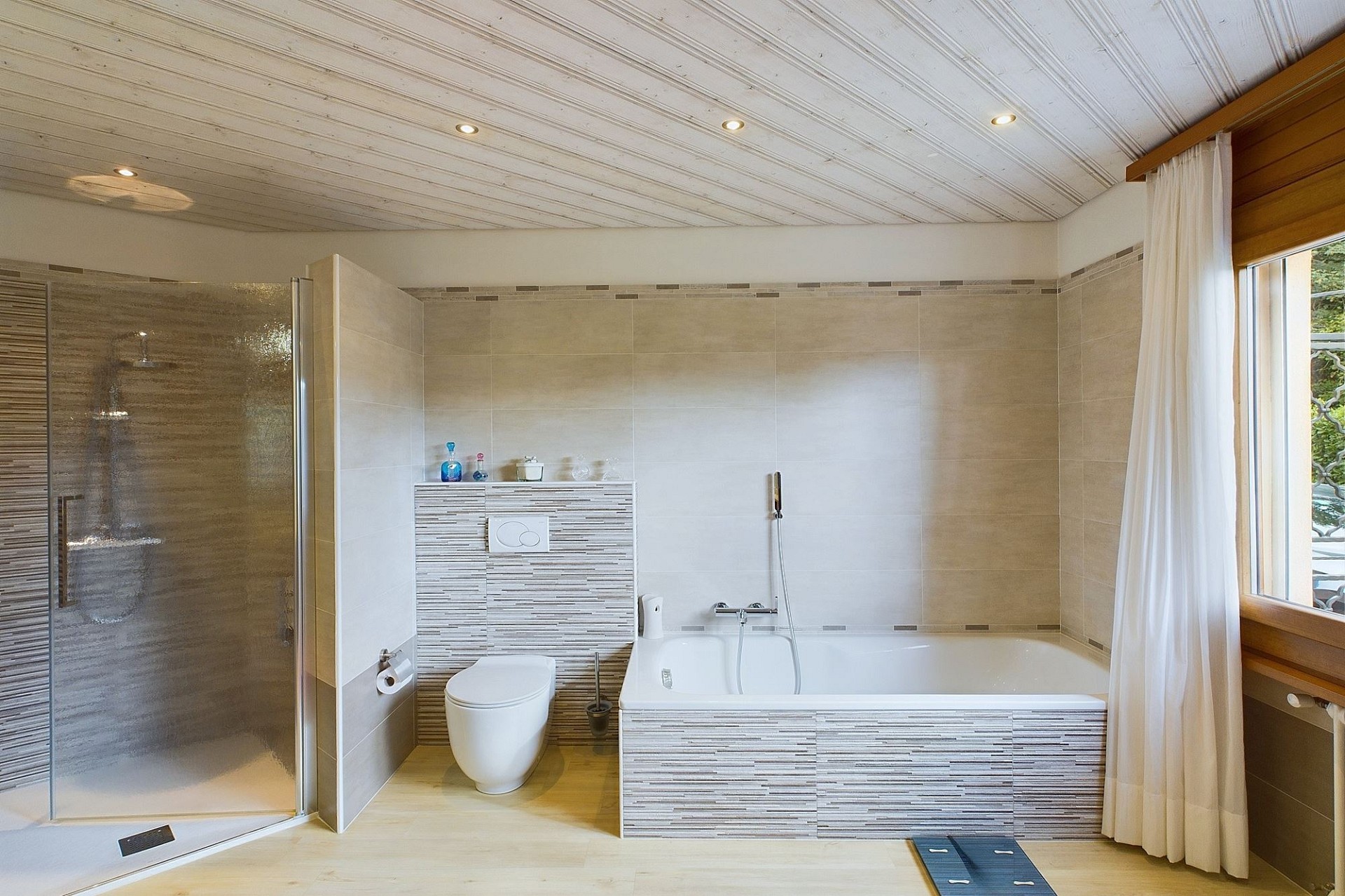 Modernes Badezimmer mit Badewanne und Dusche