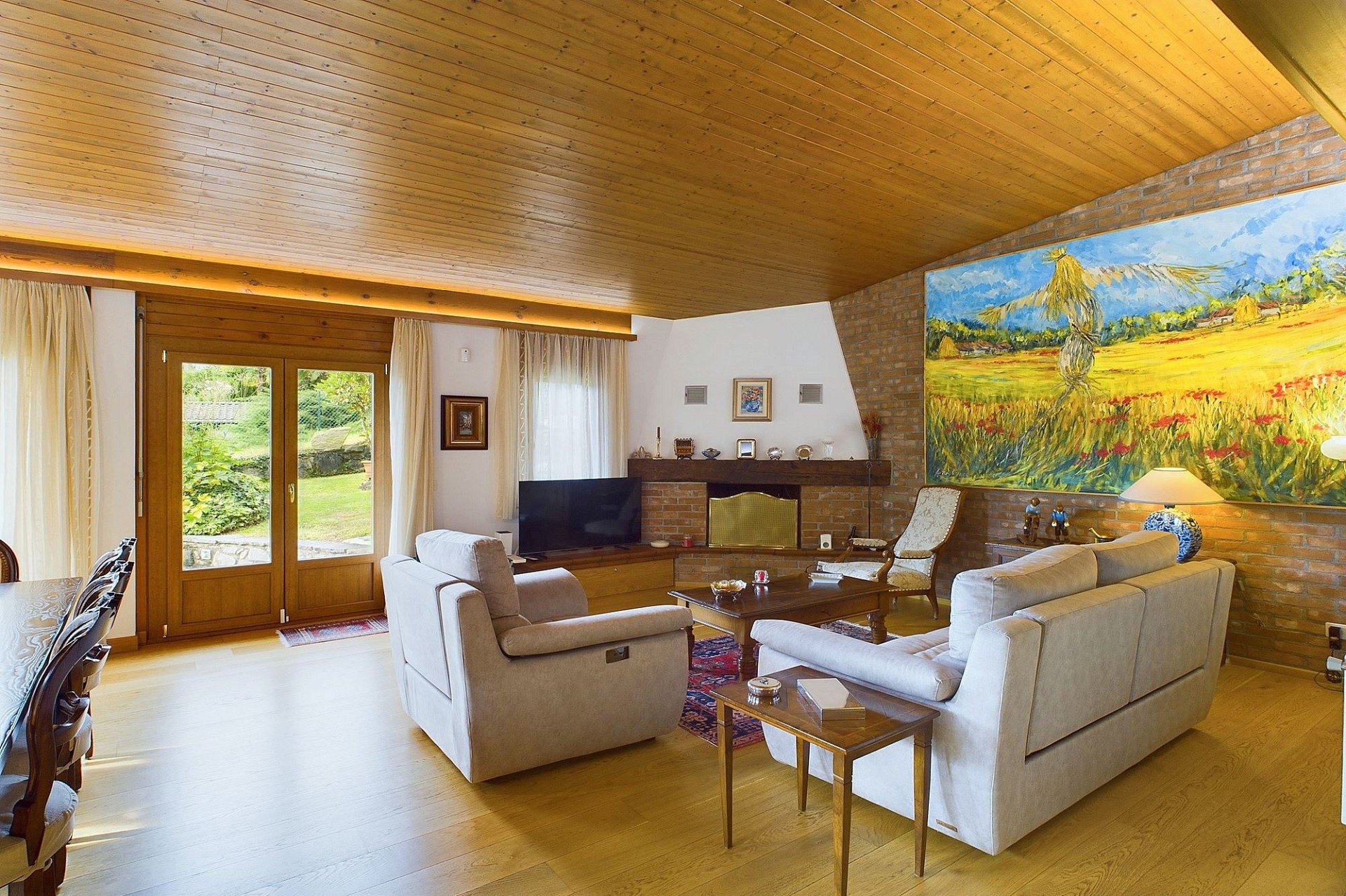 Gemütliches Wohnzimmer mit Holzdecke