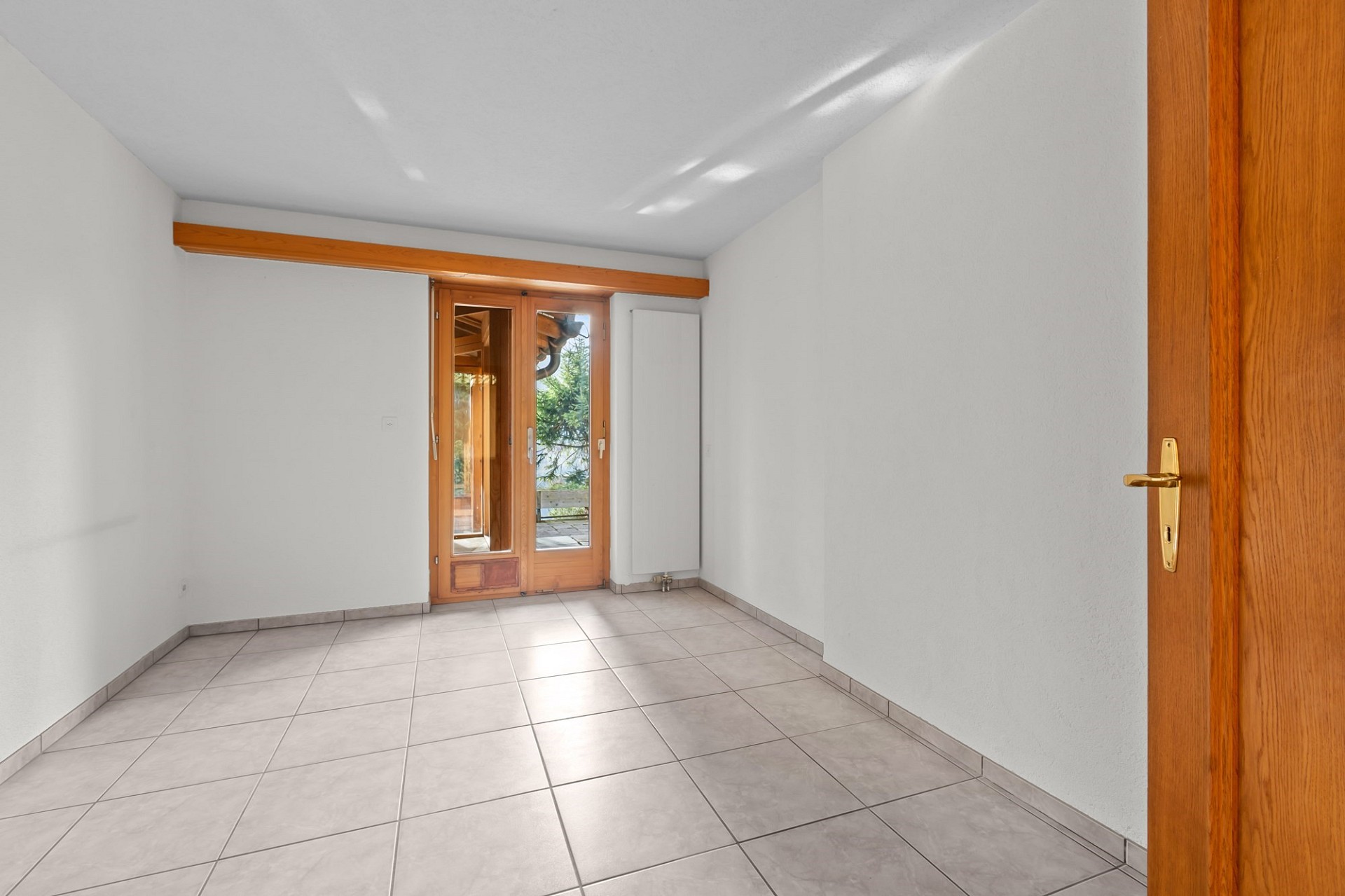 Leerer heller Raum mit Terrassentür