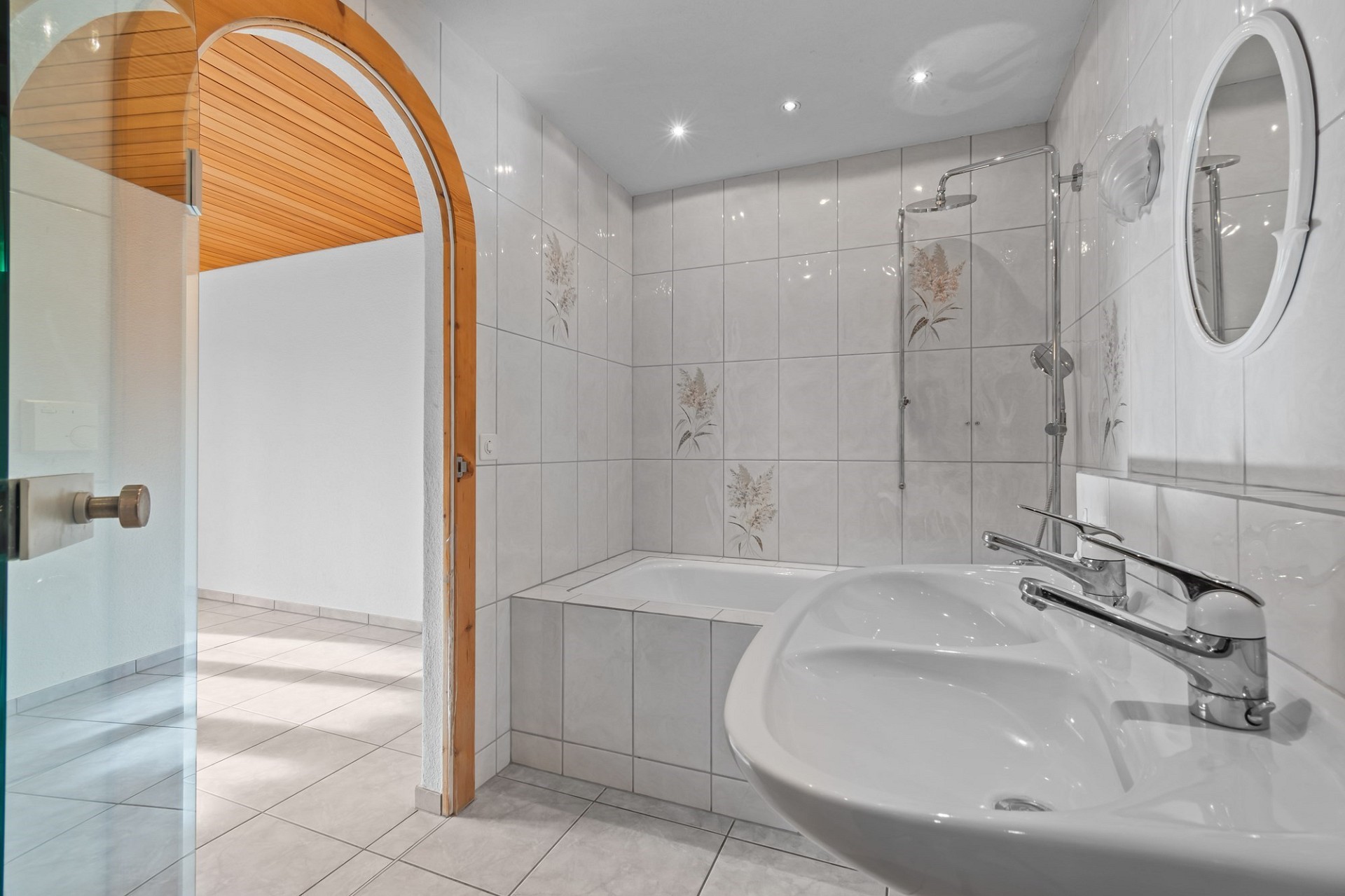 Helles Badezimmer mit Badewanne und Waschtisch