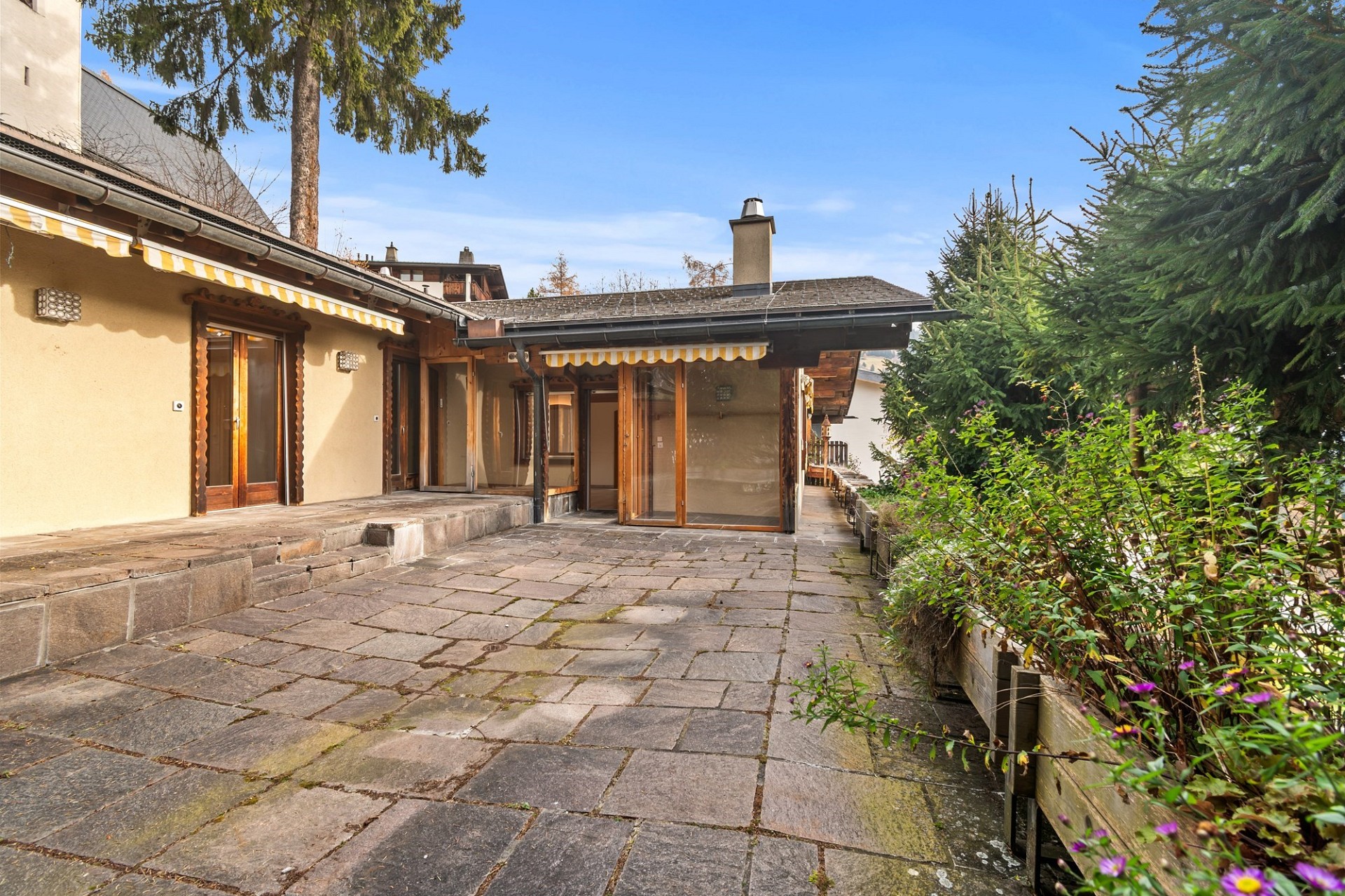 Terrasse und Außenbereich eines Hauses
