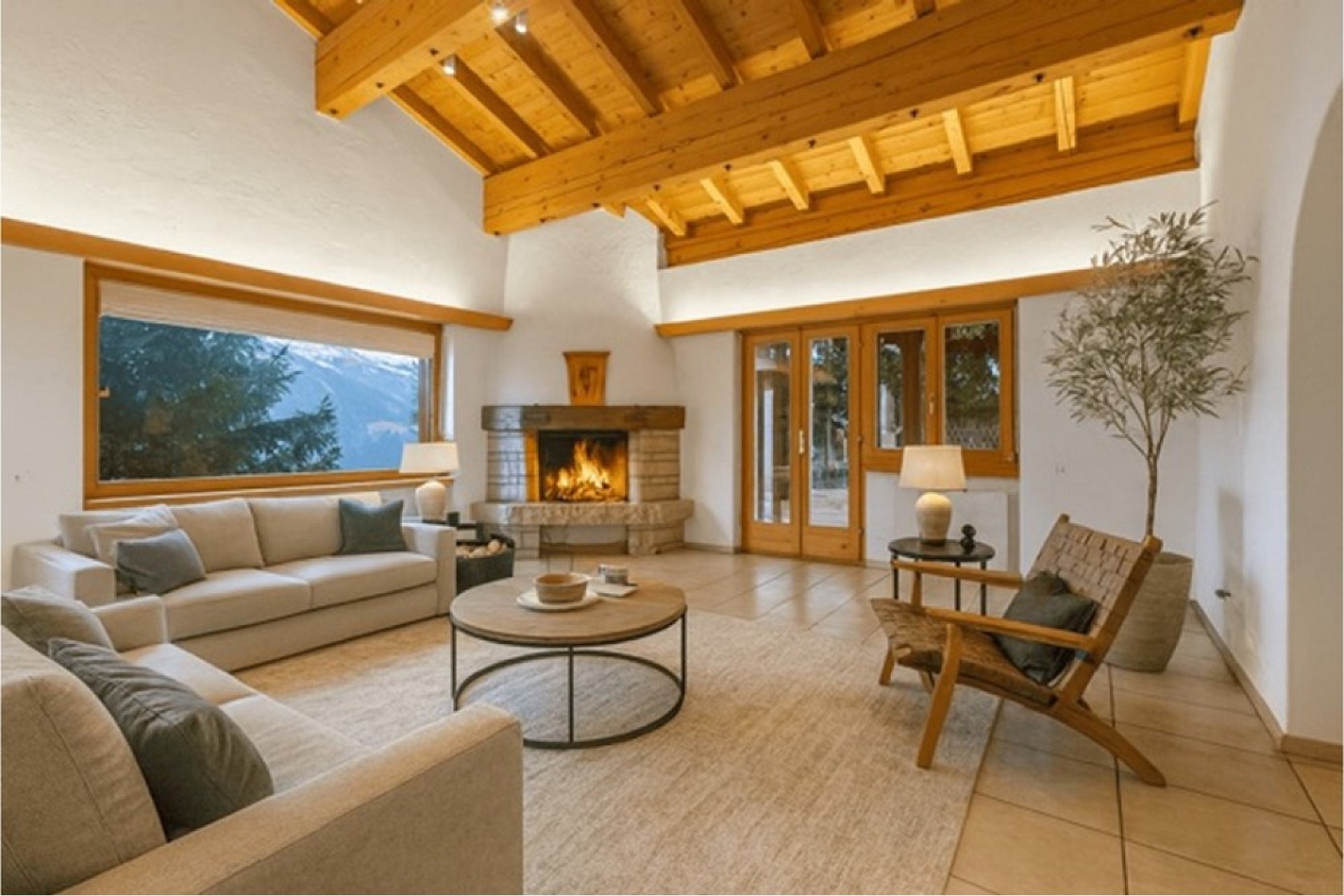 Heller Wohnraum mit Kamin und Holzdecke