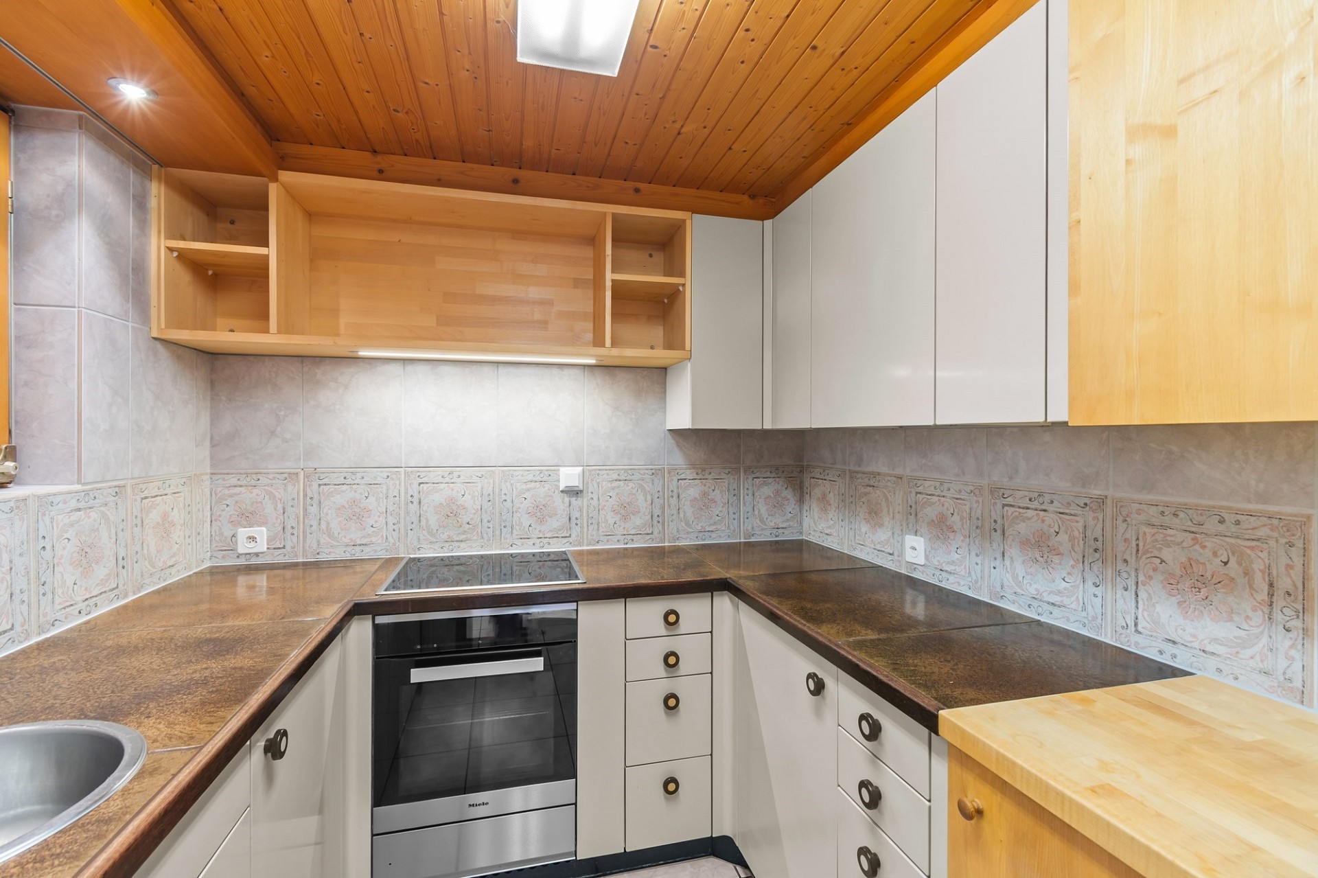 Kompakte Küche mit Holzdecke
