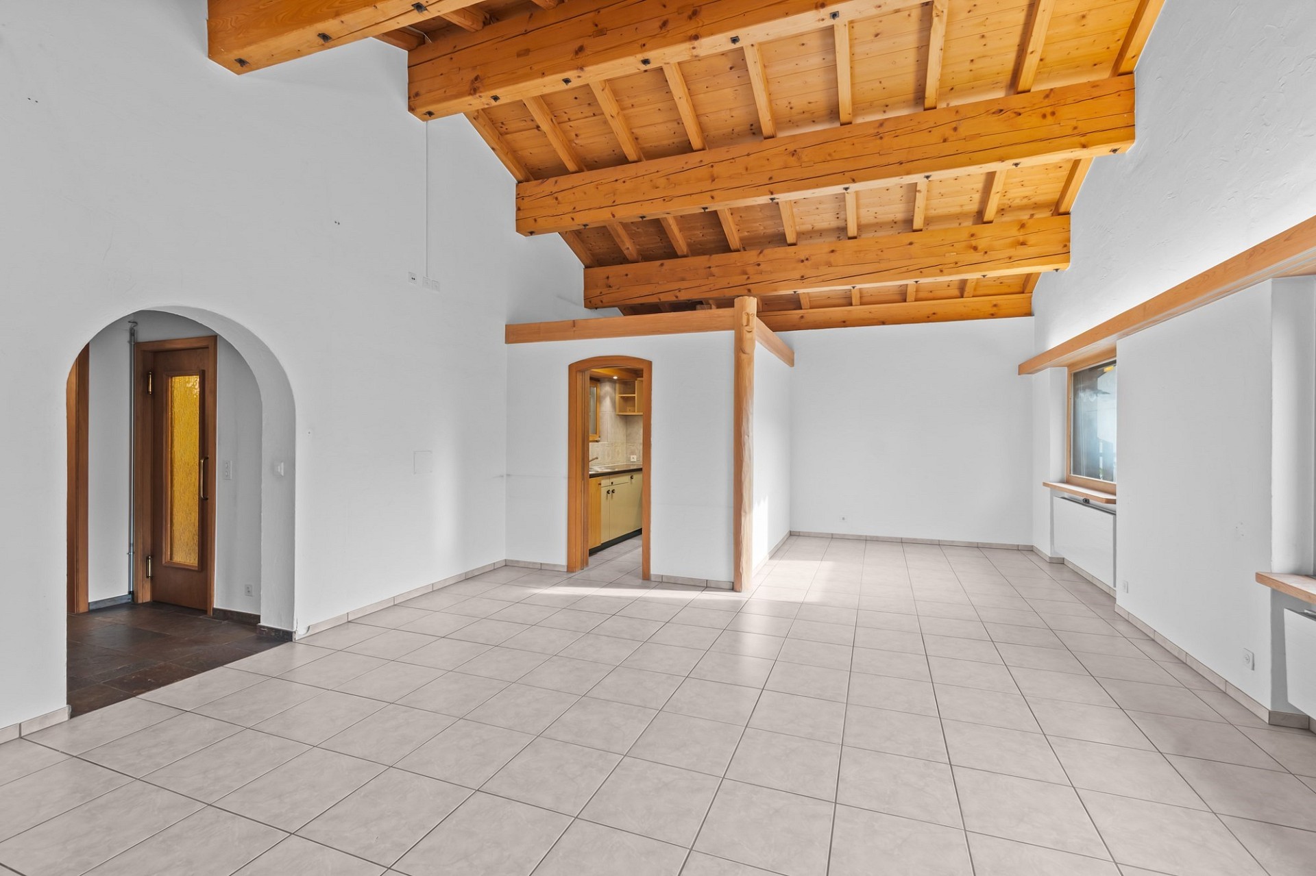 Heller Wohnraum mit sichtbaren Holzbalken
