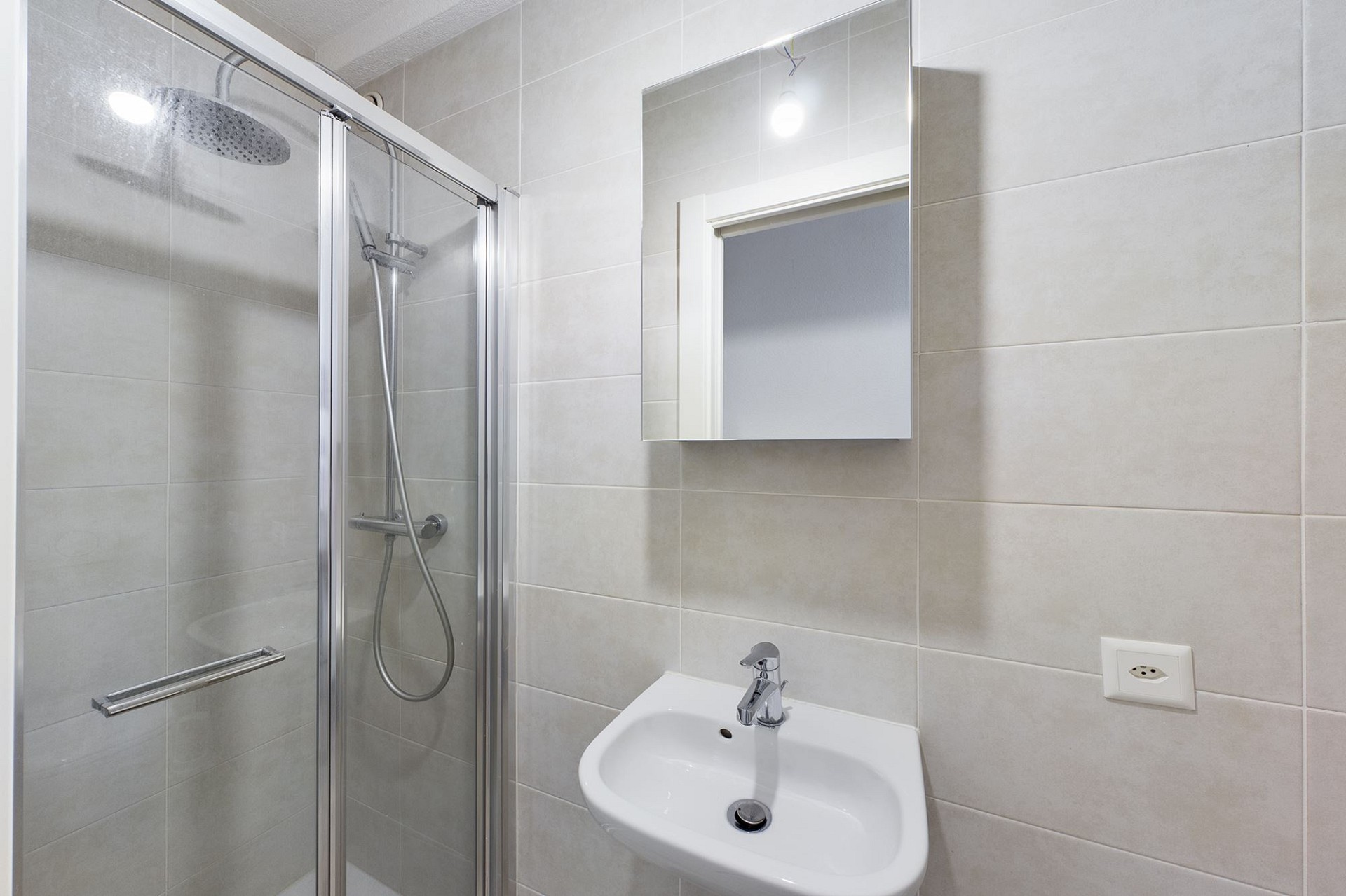 Modernes Badezimmer mit Dusche und Waschbecken