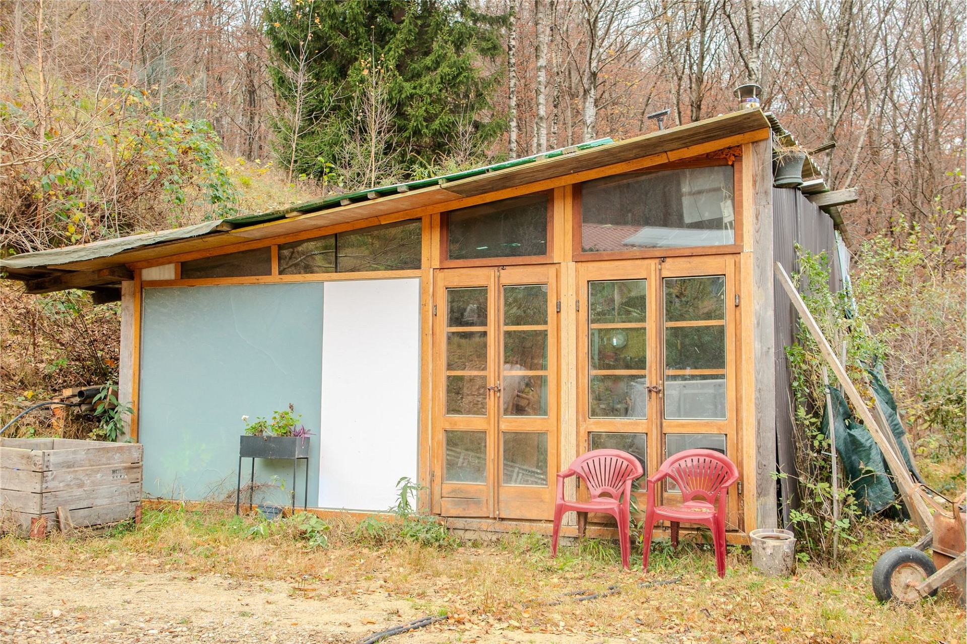 Rustikale Außenansicht einer kleinen Hütte im Wald