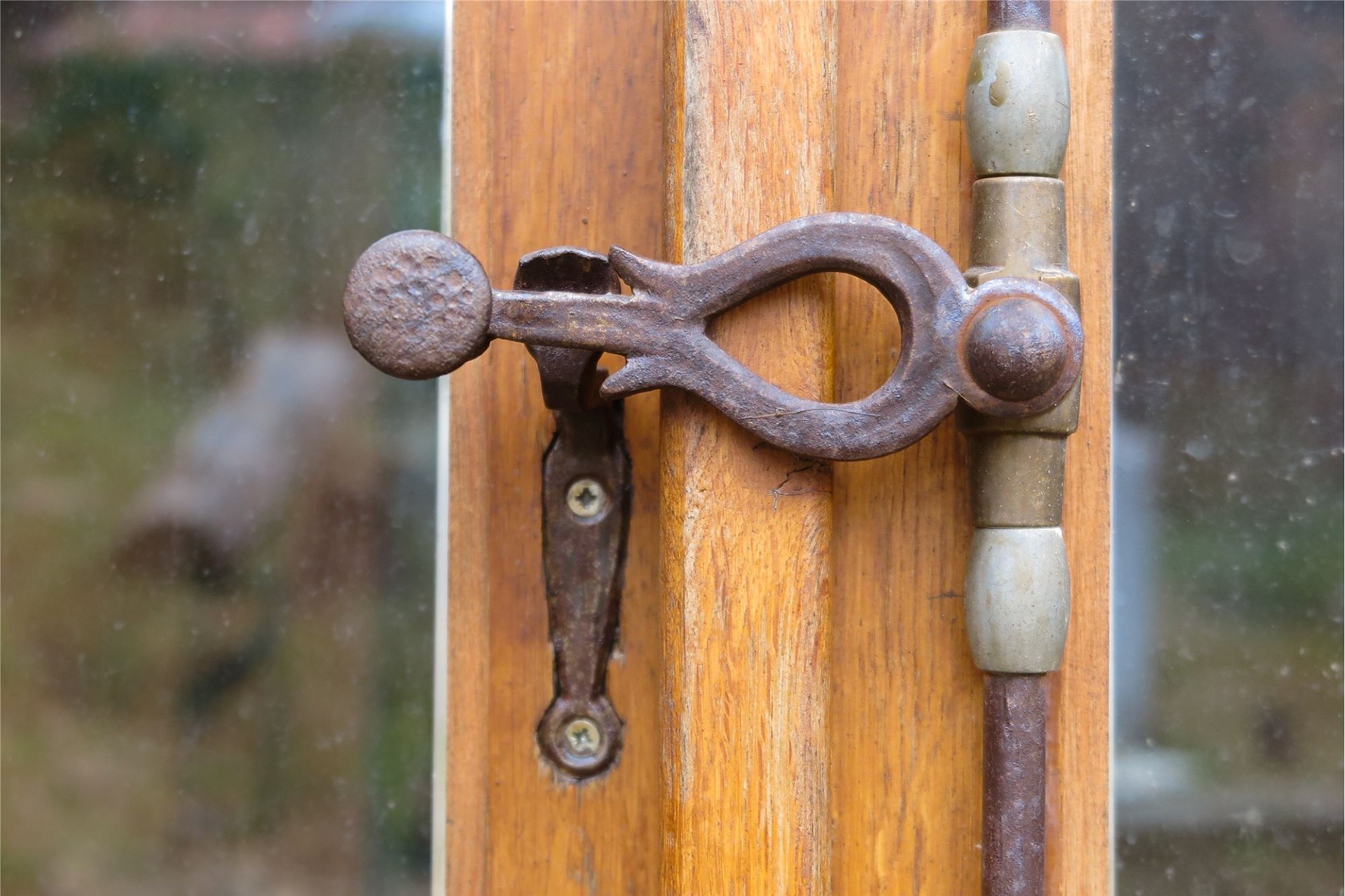 Rustikaler Fensterbeschlag auf Holzrahmen
