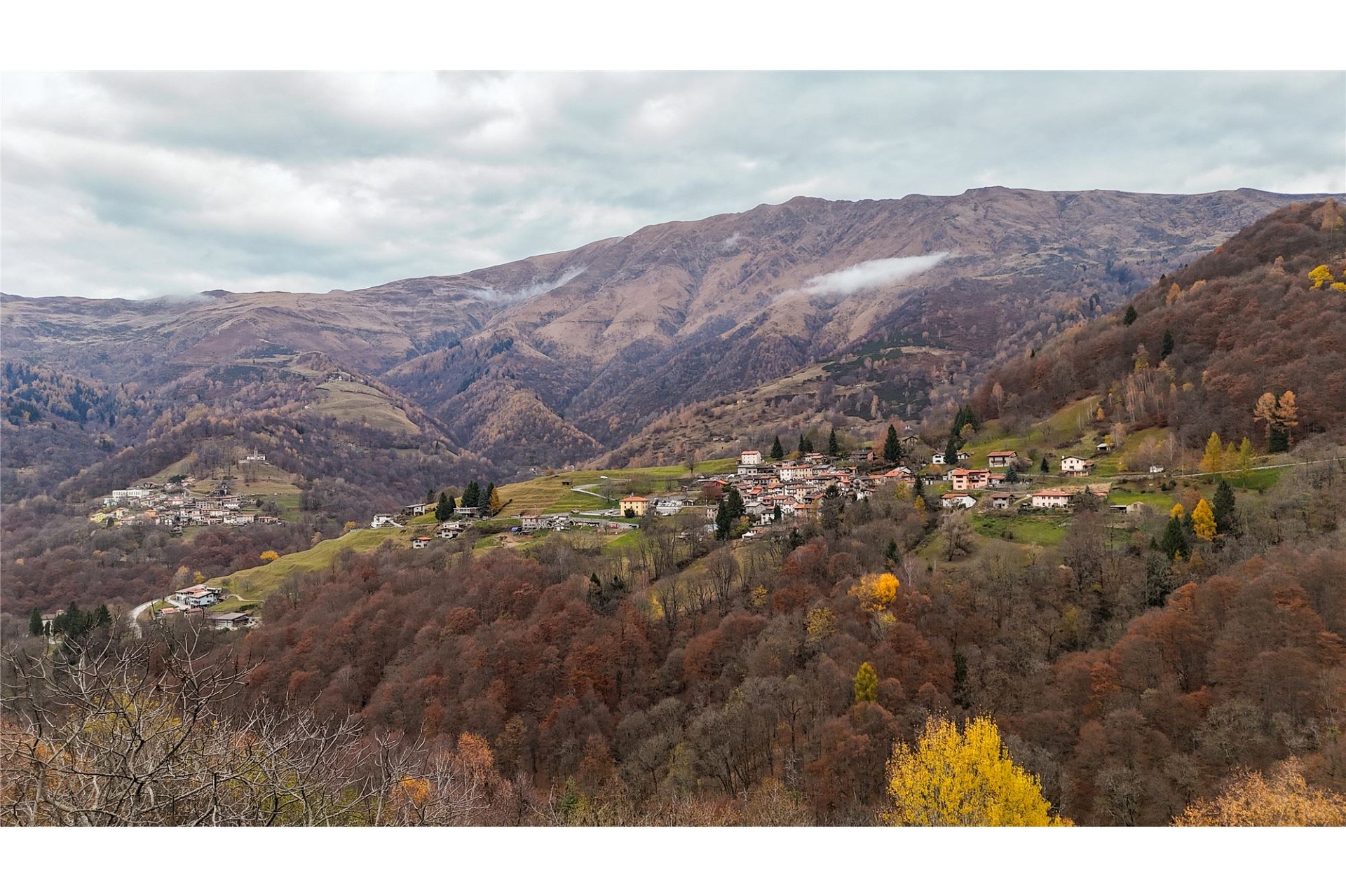Berglandschaft mit Talortschaften