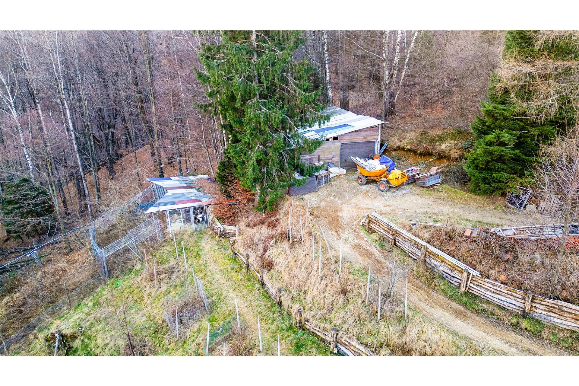 Luftaufnahme eines abgelegenen Grundstücks im Wald