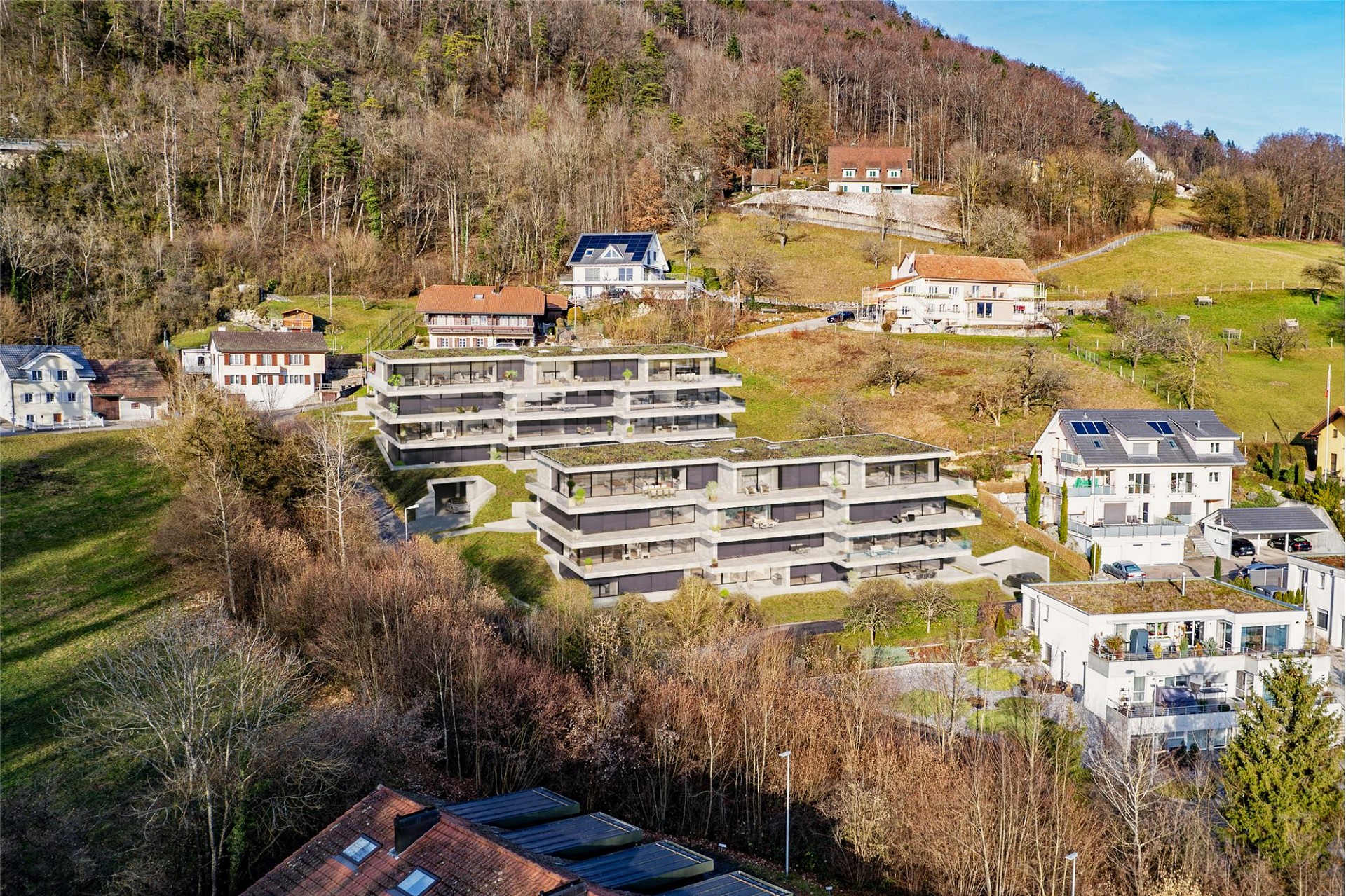 Hügelbebauung mit modernen Wohnhäusern