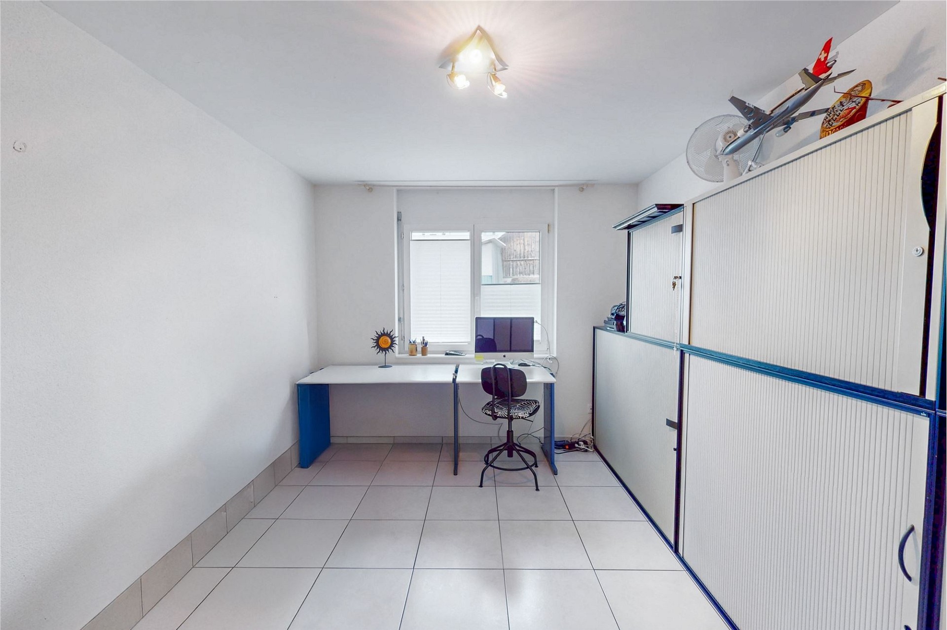 Helles Arbeitszimmer mit Stauraum und Fenster